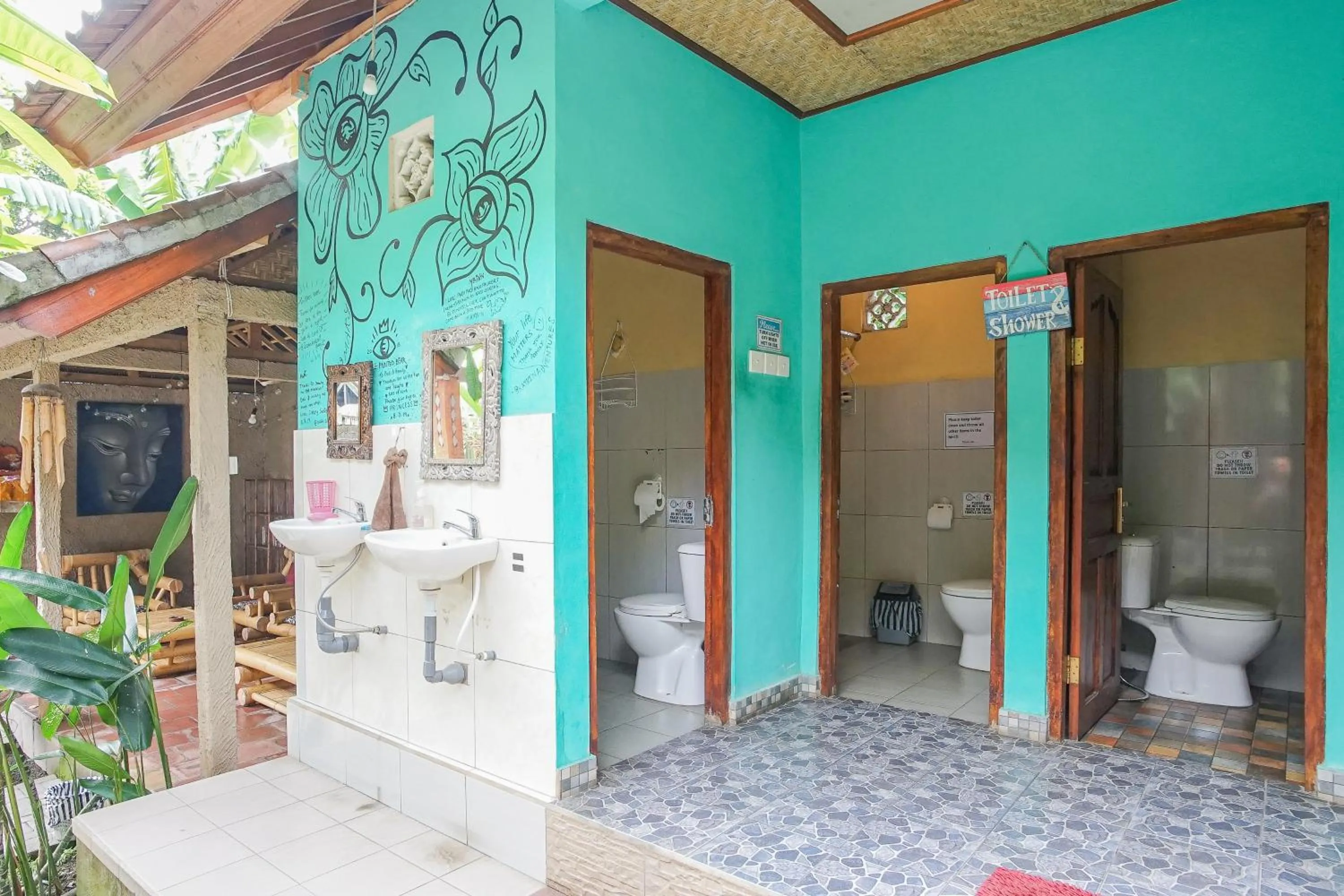Bathroom in Padi-Padi Hostel & Bar