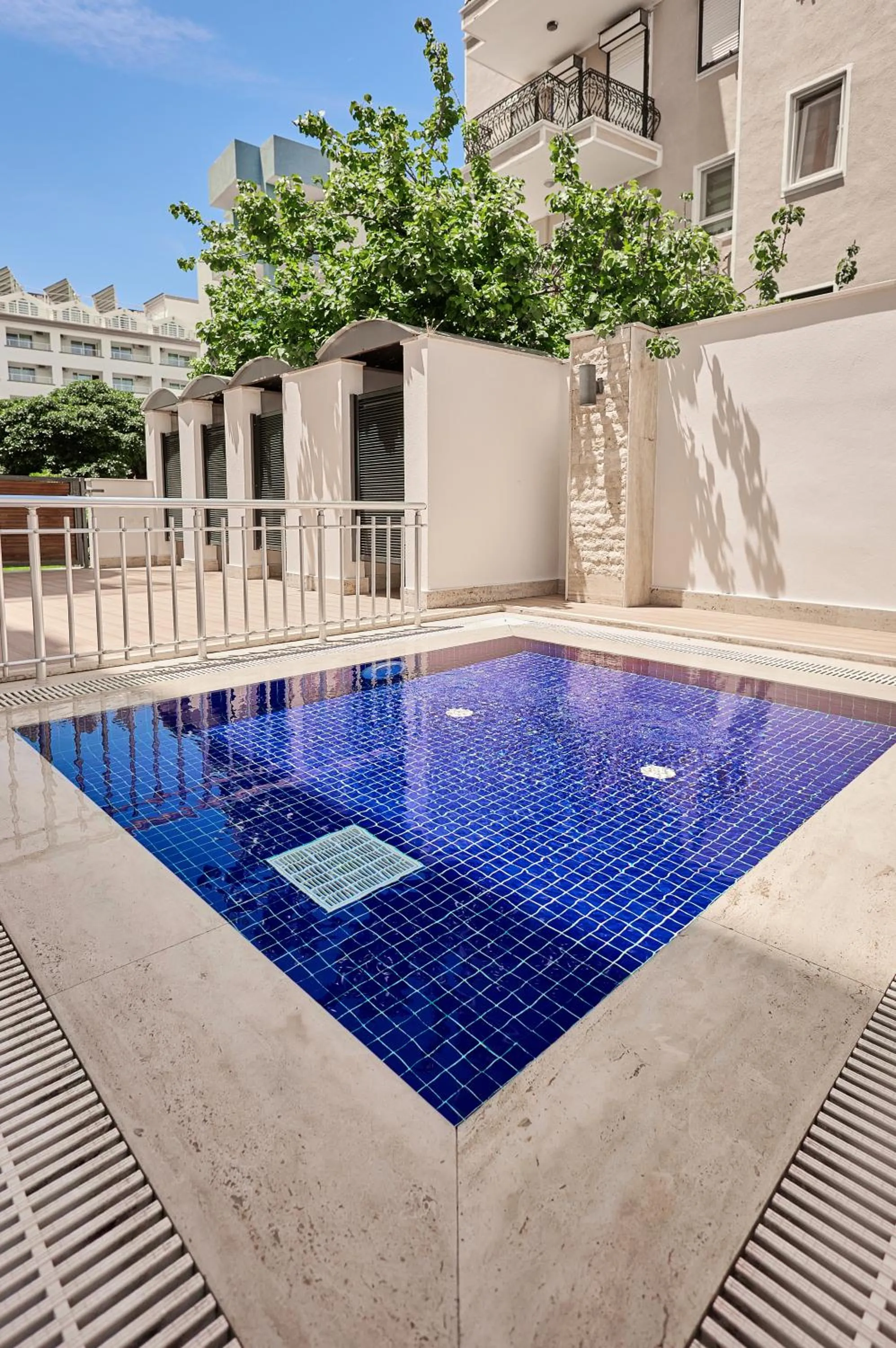 Swimming pool in Asli Hotel