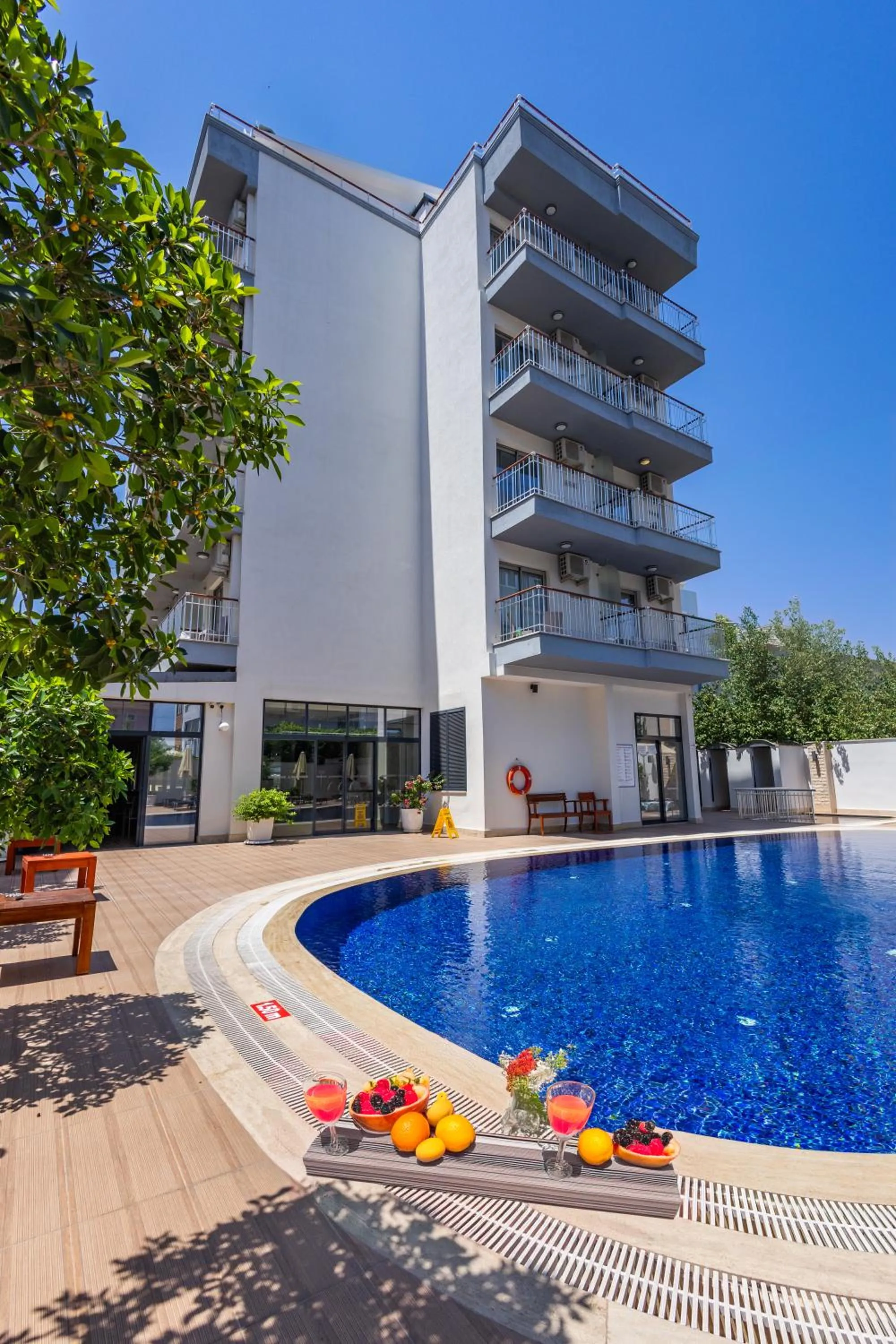 Swimming pool in Asli Hotel