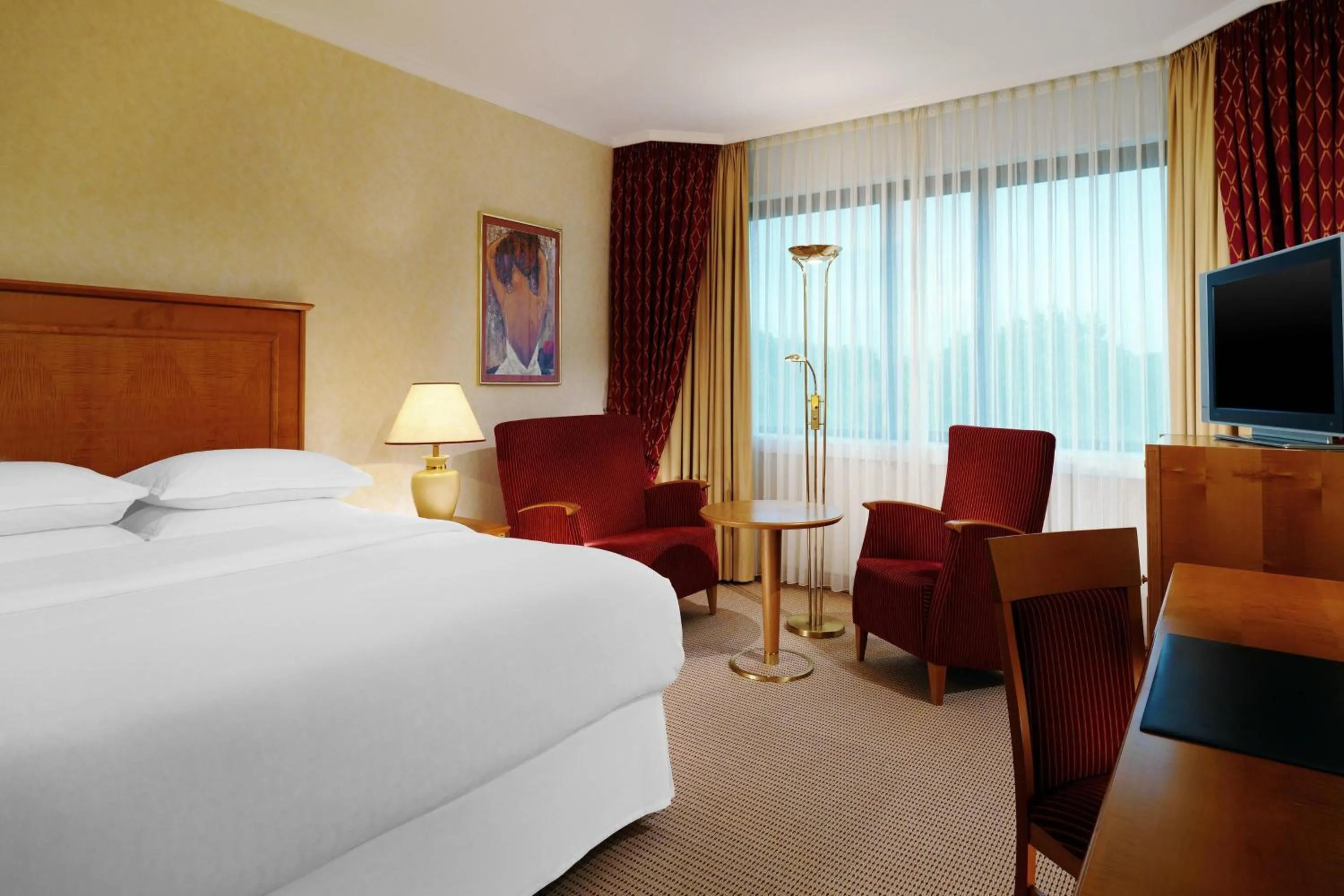 Photo of the whole room, Bed in Sheraton Essen Hotel