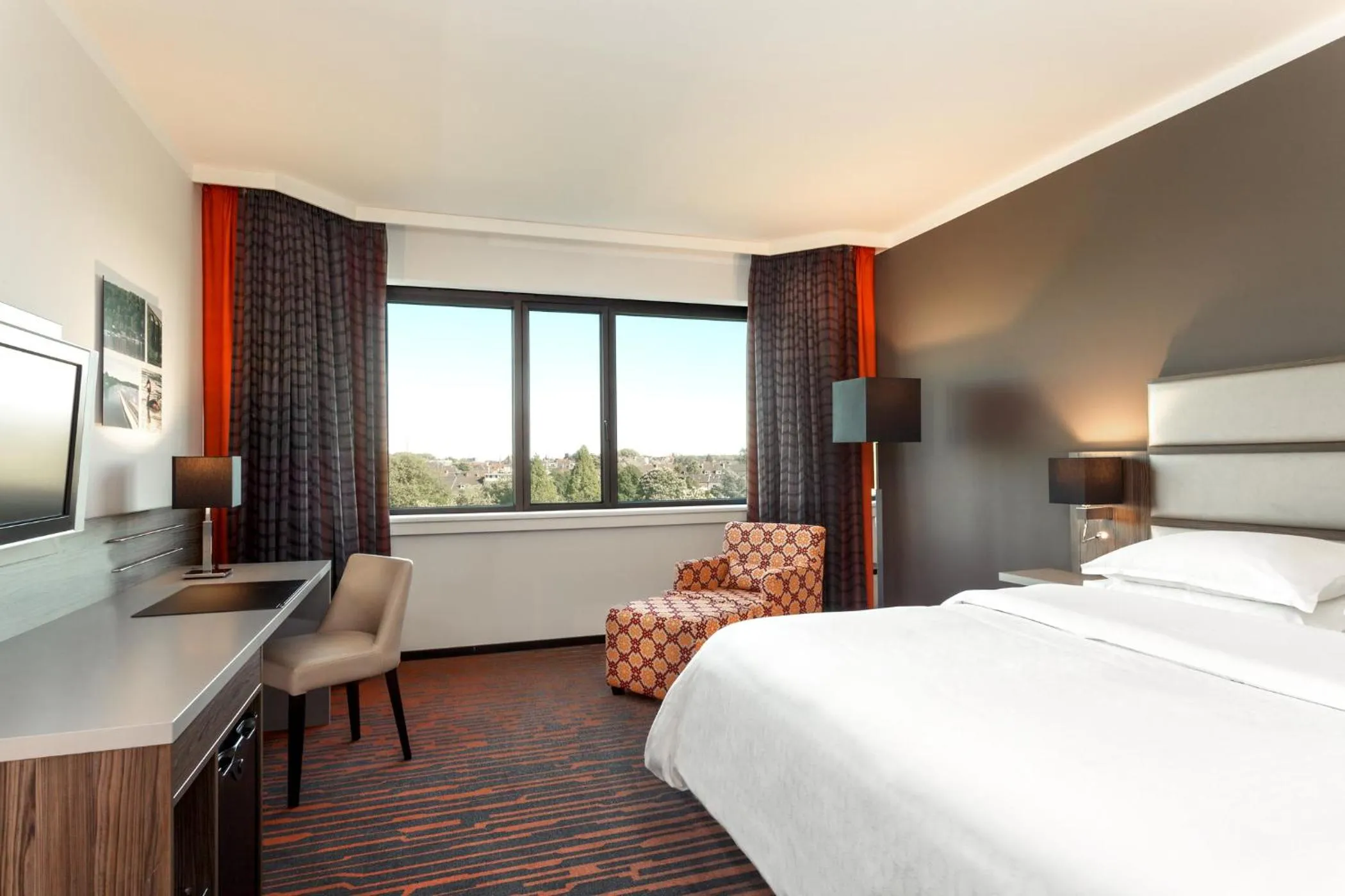 Photo of the whole room, Bed in Sheraton Essen Hotel