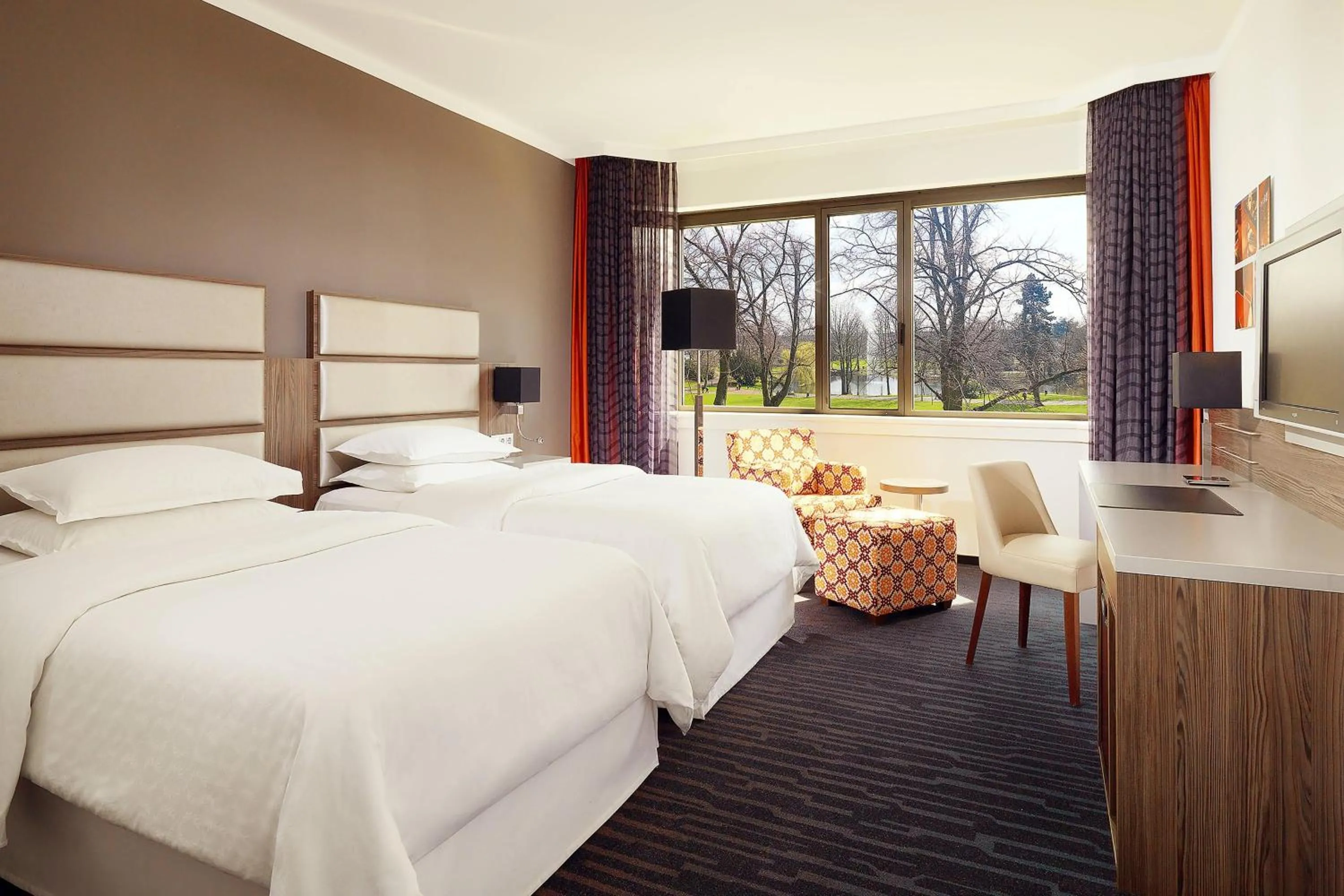 Photo of the whole room, Bed in Sheraton Essen Hotel