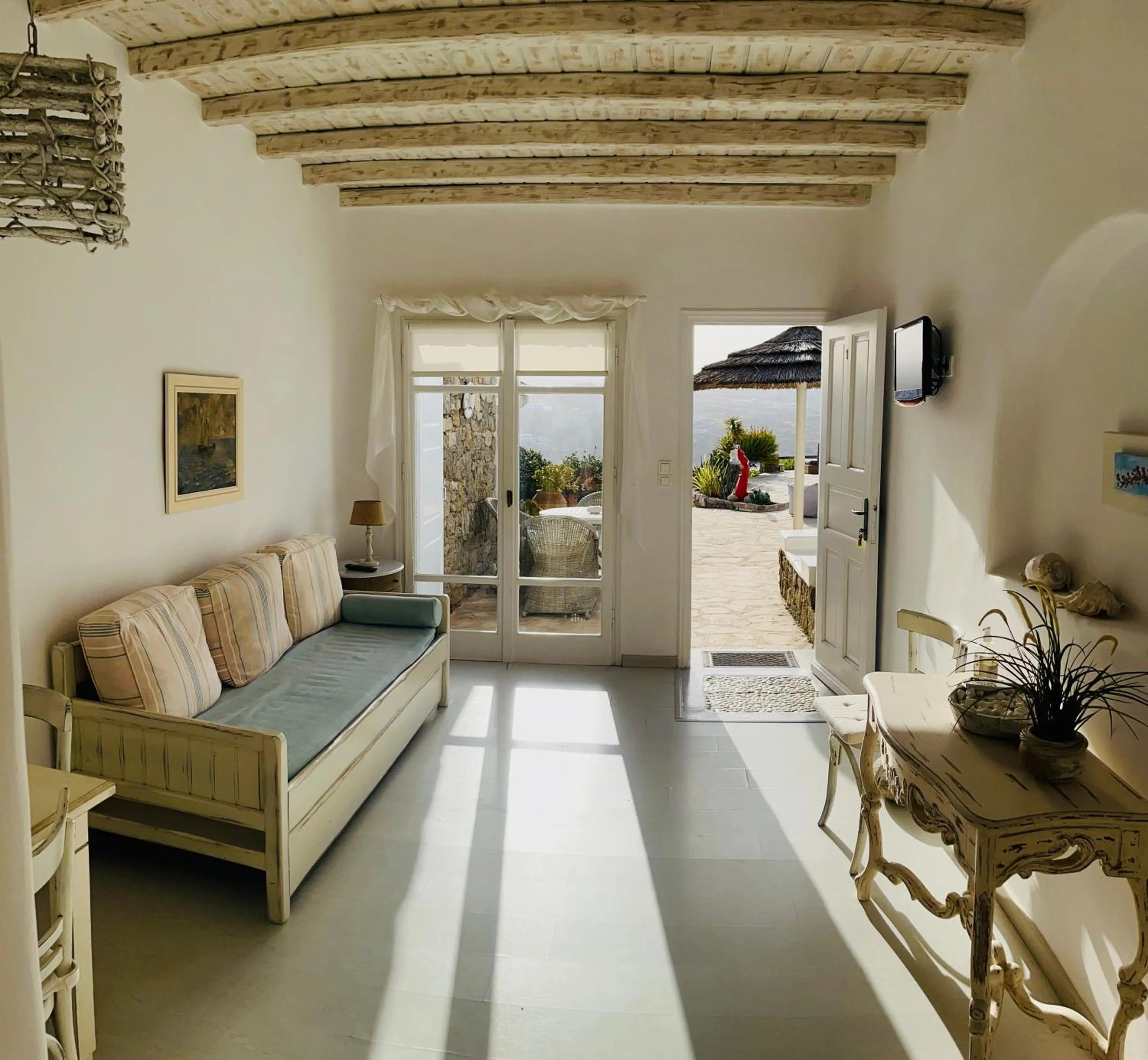 TV and multimedia in Navy Blue Suites