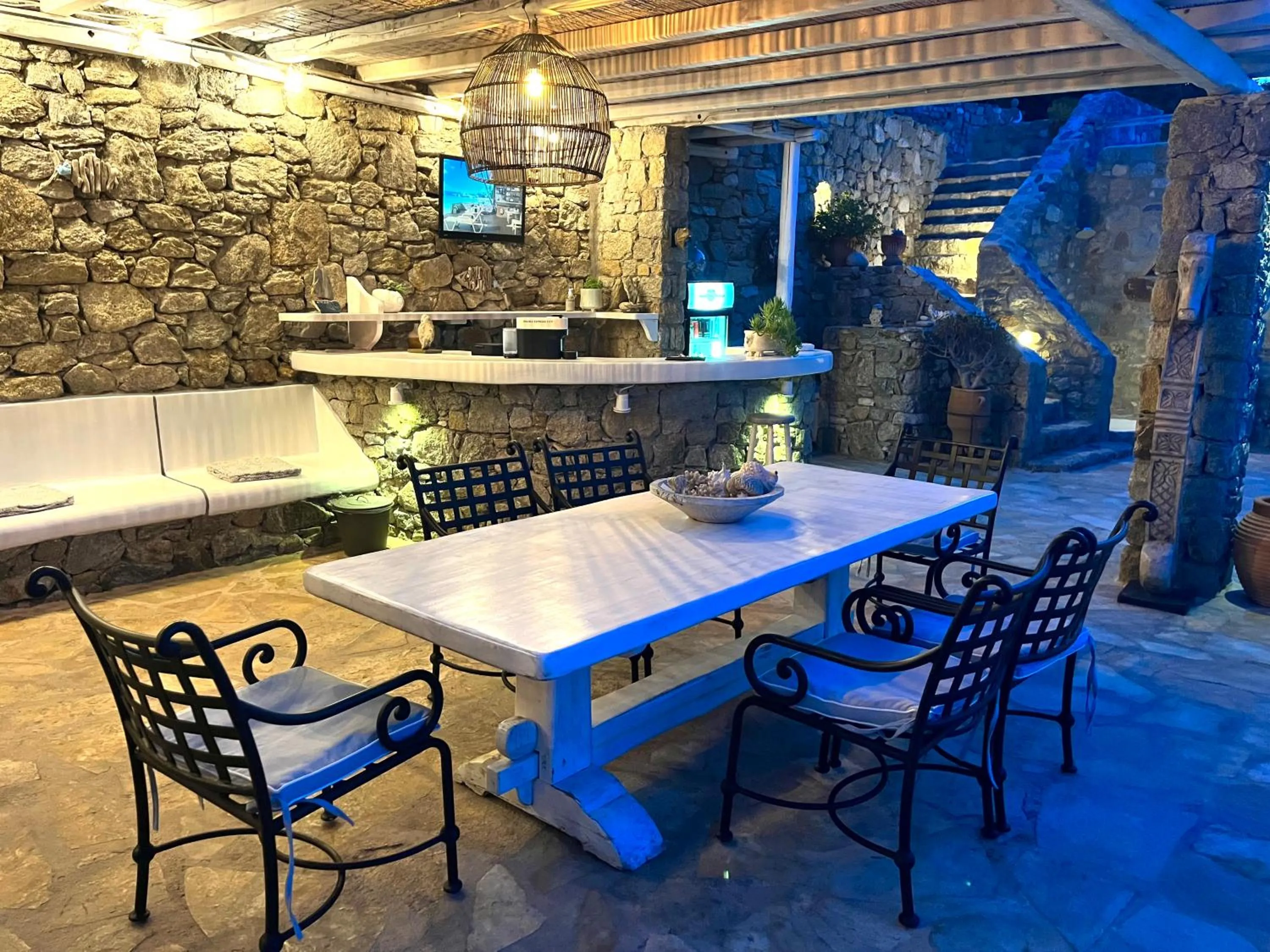 Communal lounge/ TV room in Navy Blue Suites