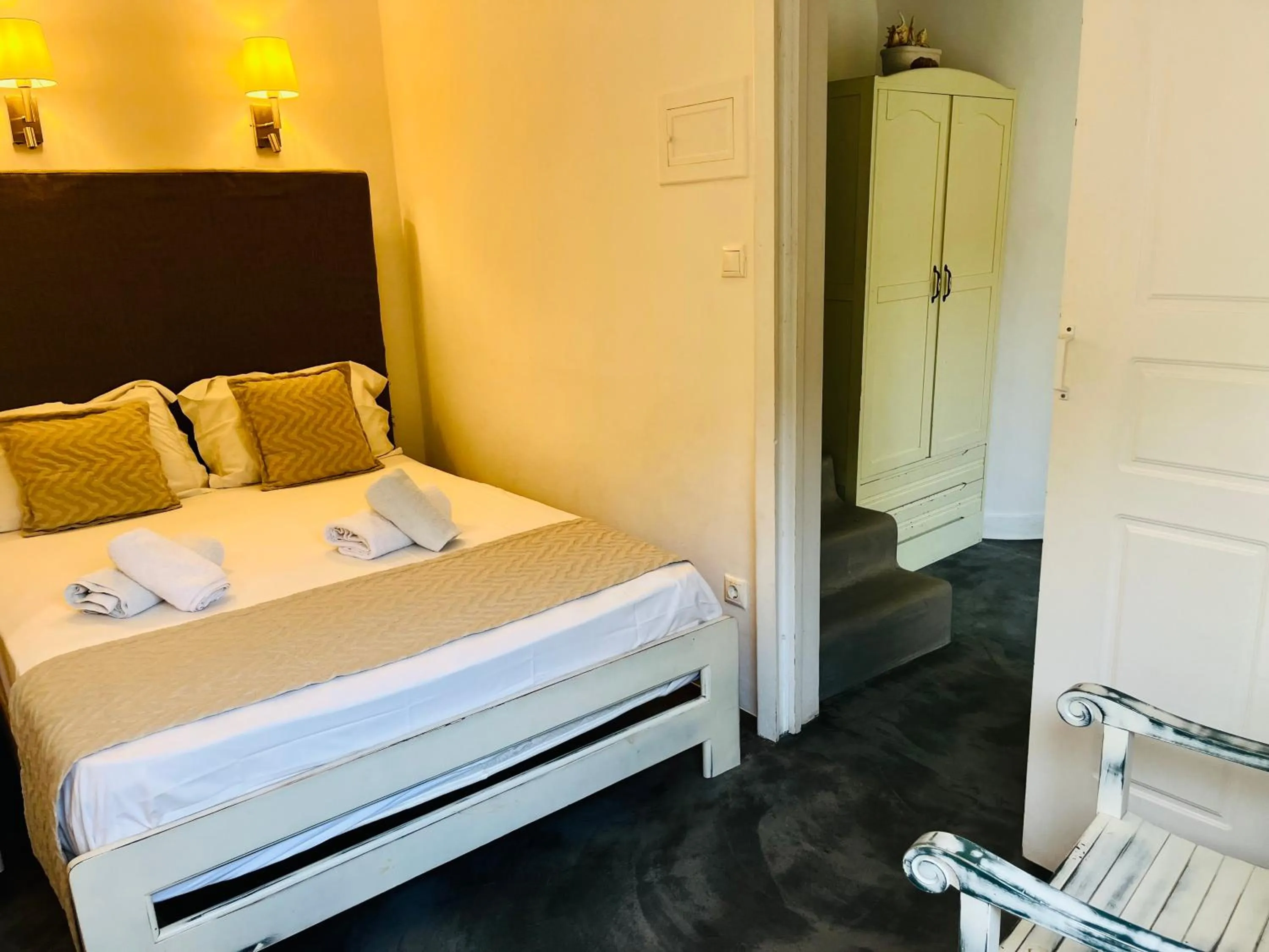 Bed in Navy Blue Suites