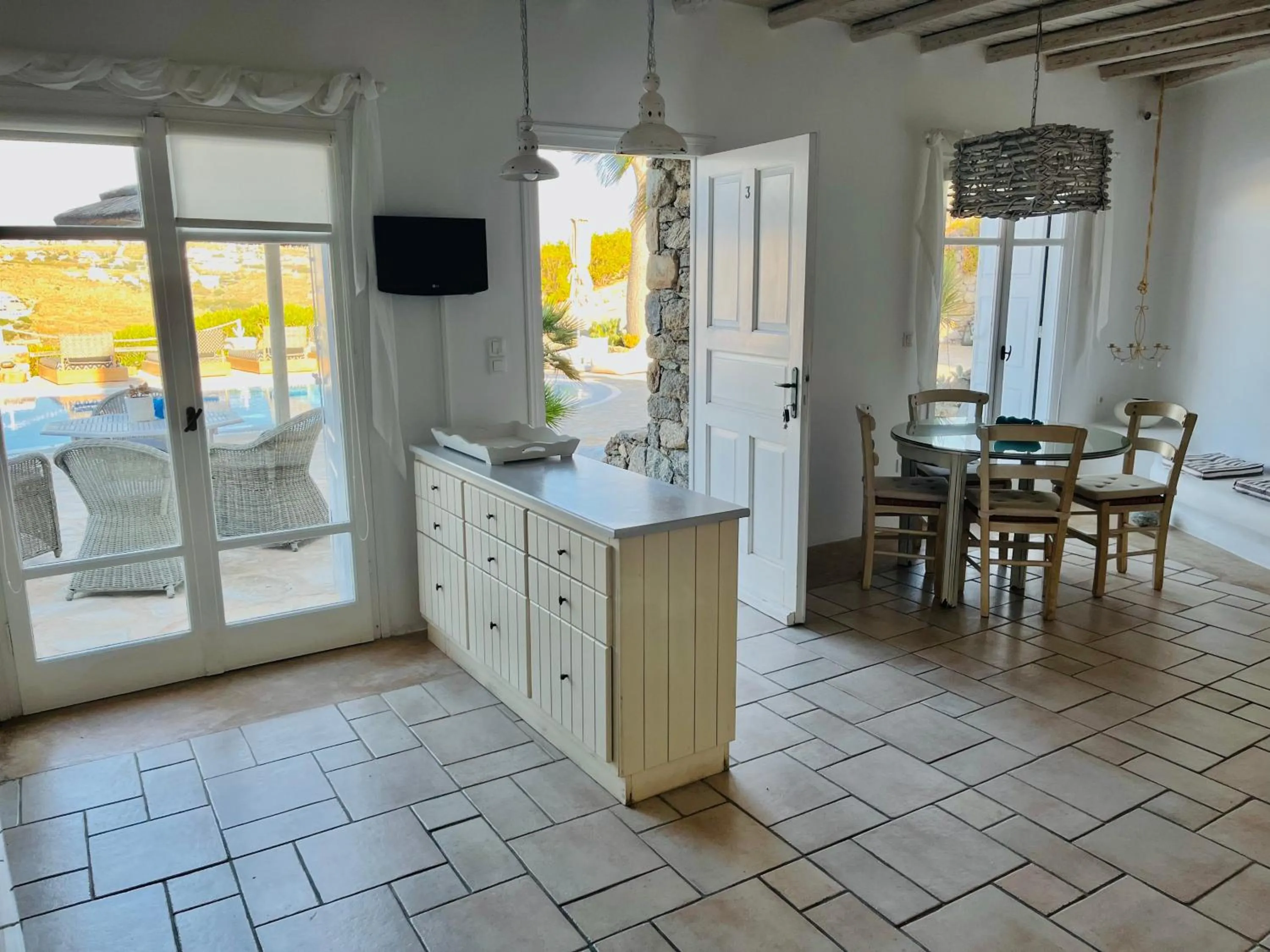 TV and multimedia in Navy Blue Suites