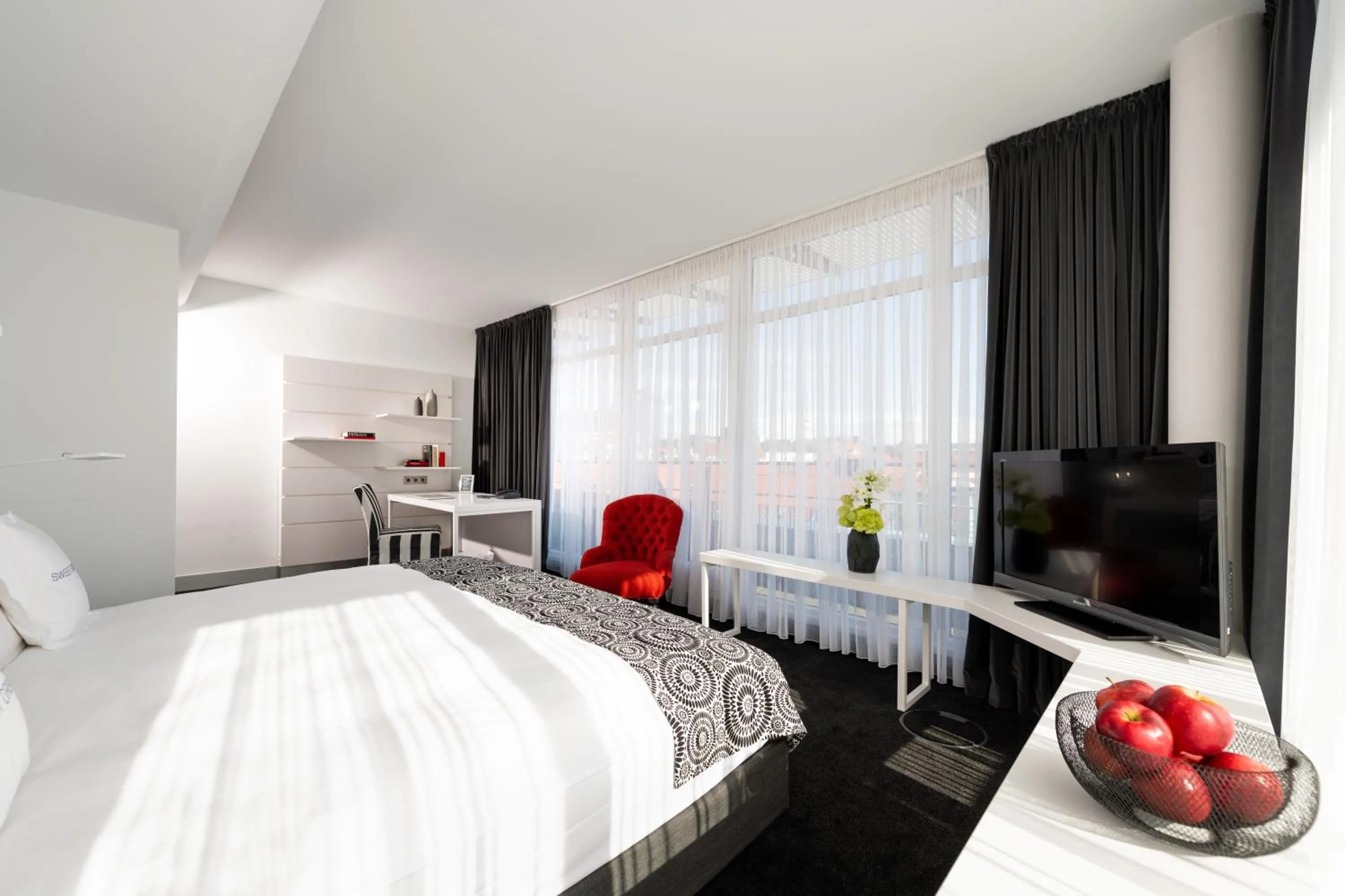 Bed in THE MADISON Hotel Hamburg