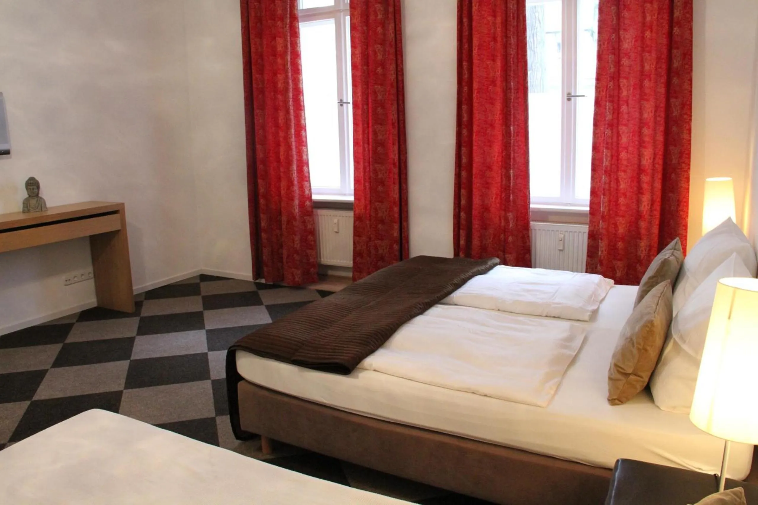 Photo of the whole room, Bed in Hotel Garni Kleist am Kurfürstendamm
