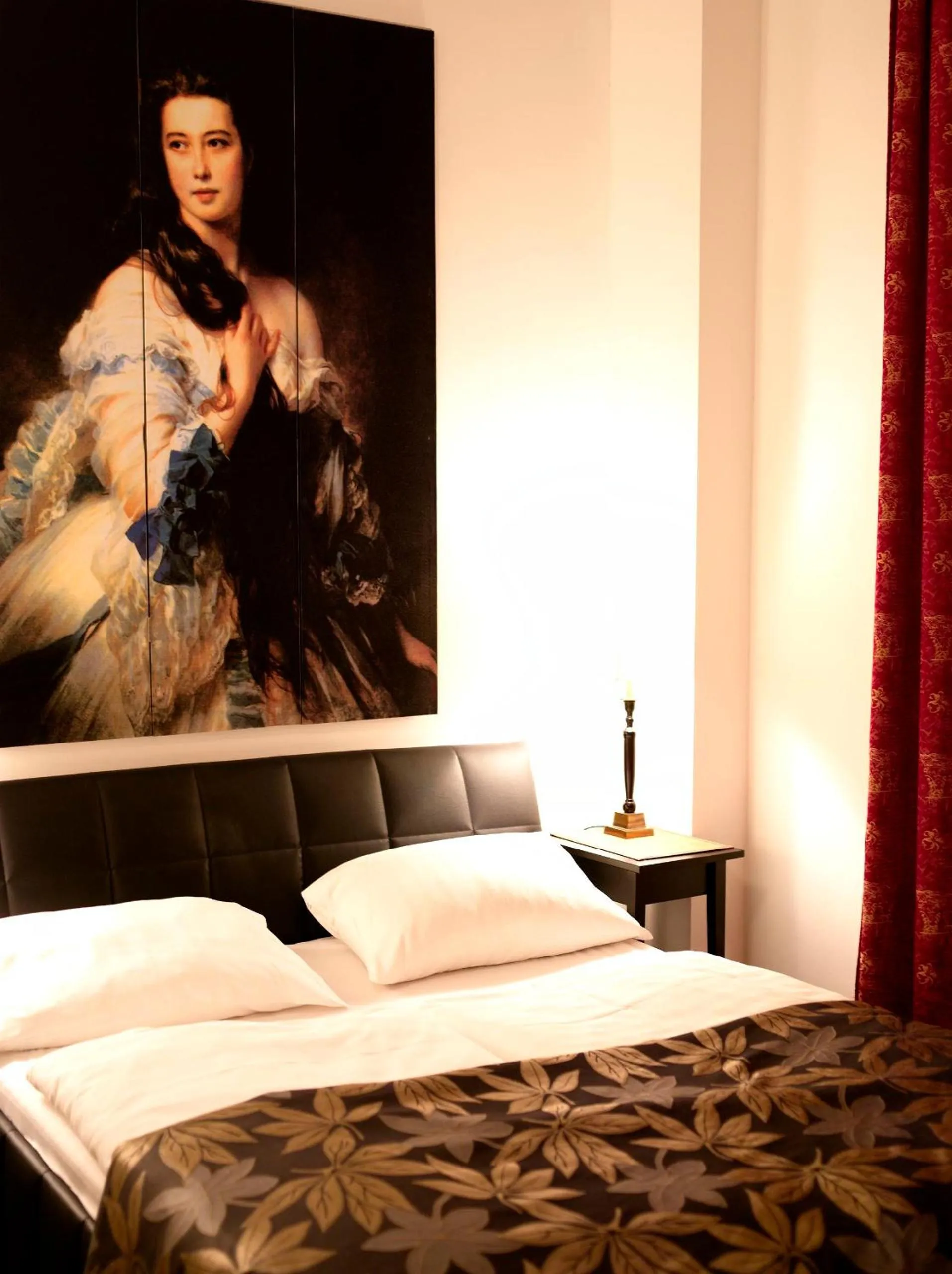 Photo of the whole room, Bed in Hotel Garni Kleist am Kurfürstendamm