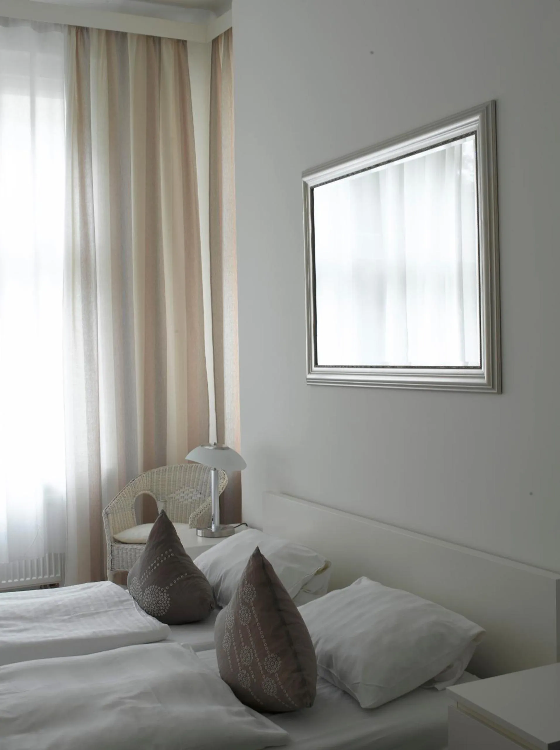 Photo of the whole room, Bed in Hotel Garni Kleist am Kurfürstendamm