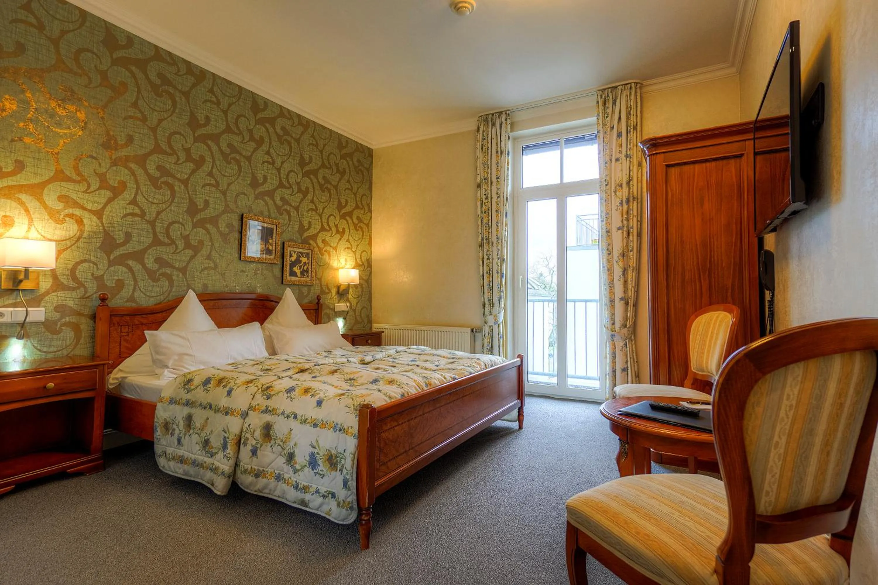 Photo of the whole room, Bed in KurparkHotel Warnemünde