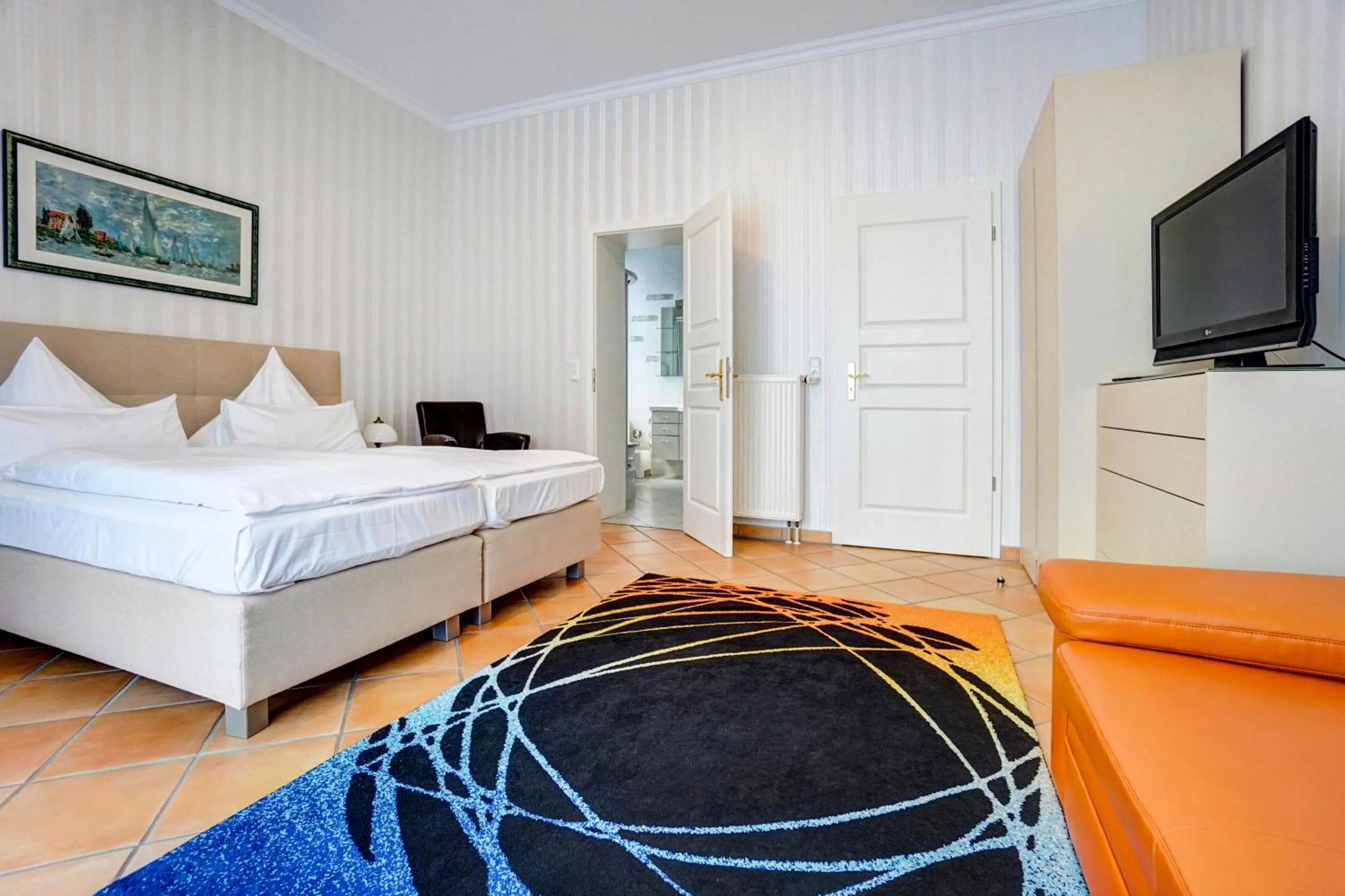 Photo of the whole room, Bed in KurparkHotel Warnemünde