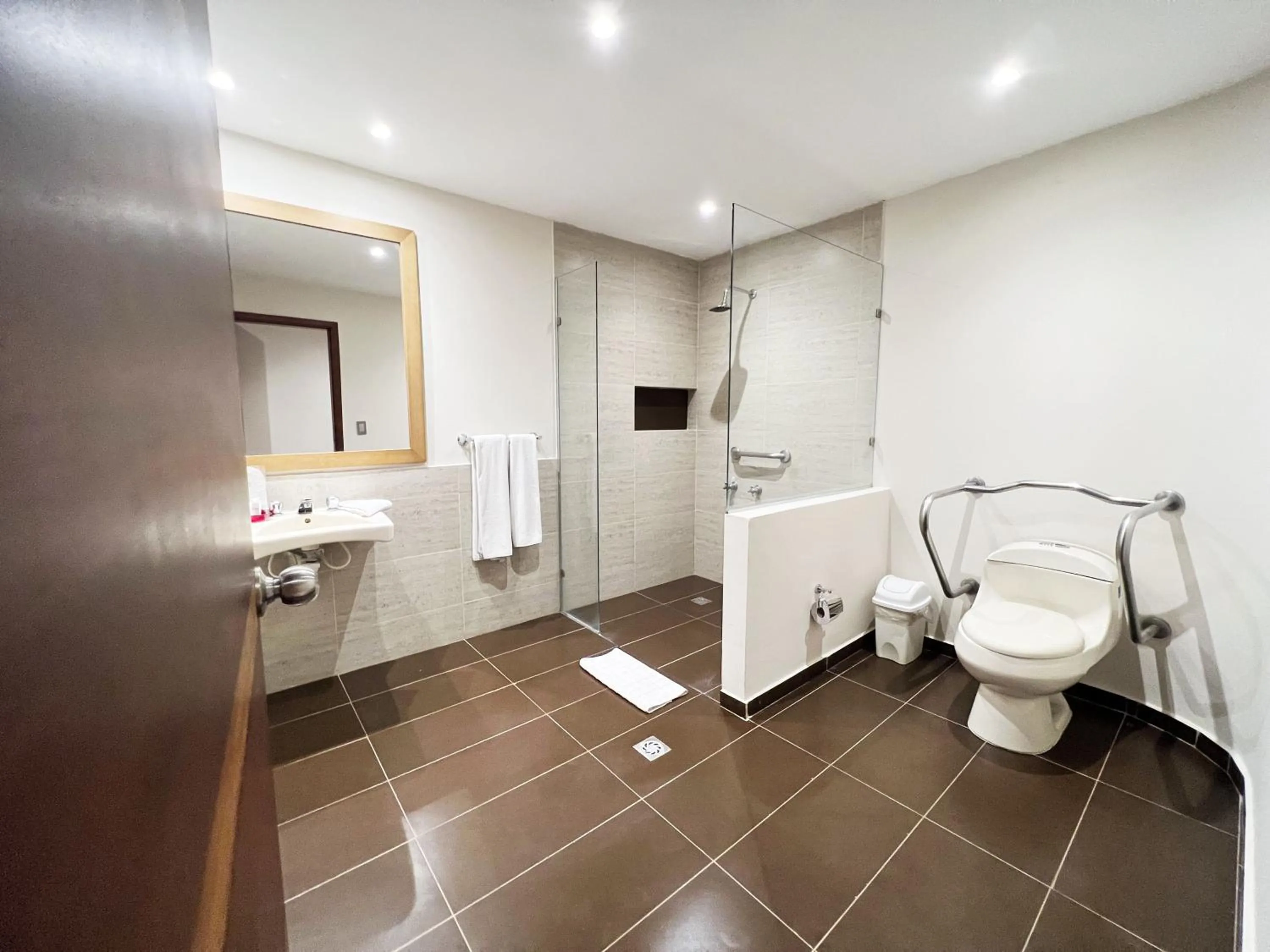 Bathroom in Howard Johnson by Wyndham Barranquilla Versalles