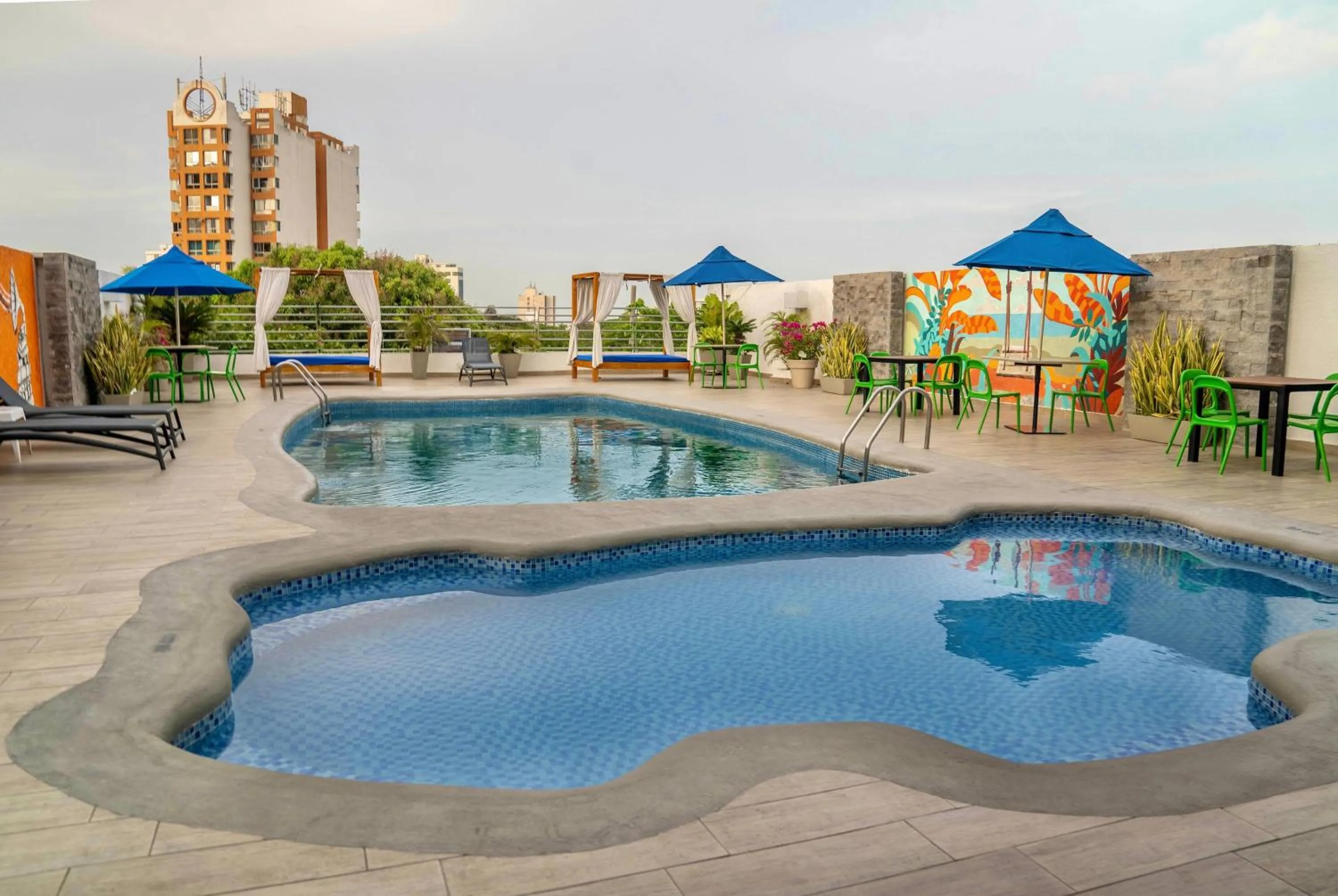 Pool view in Howard Johnson by Wyndham Barranquilla Versalles