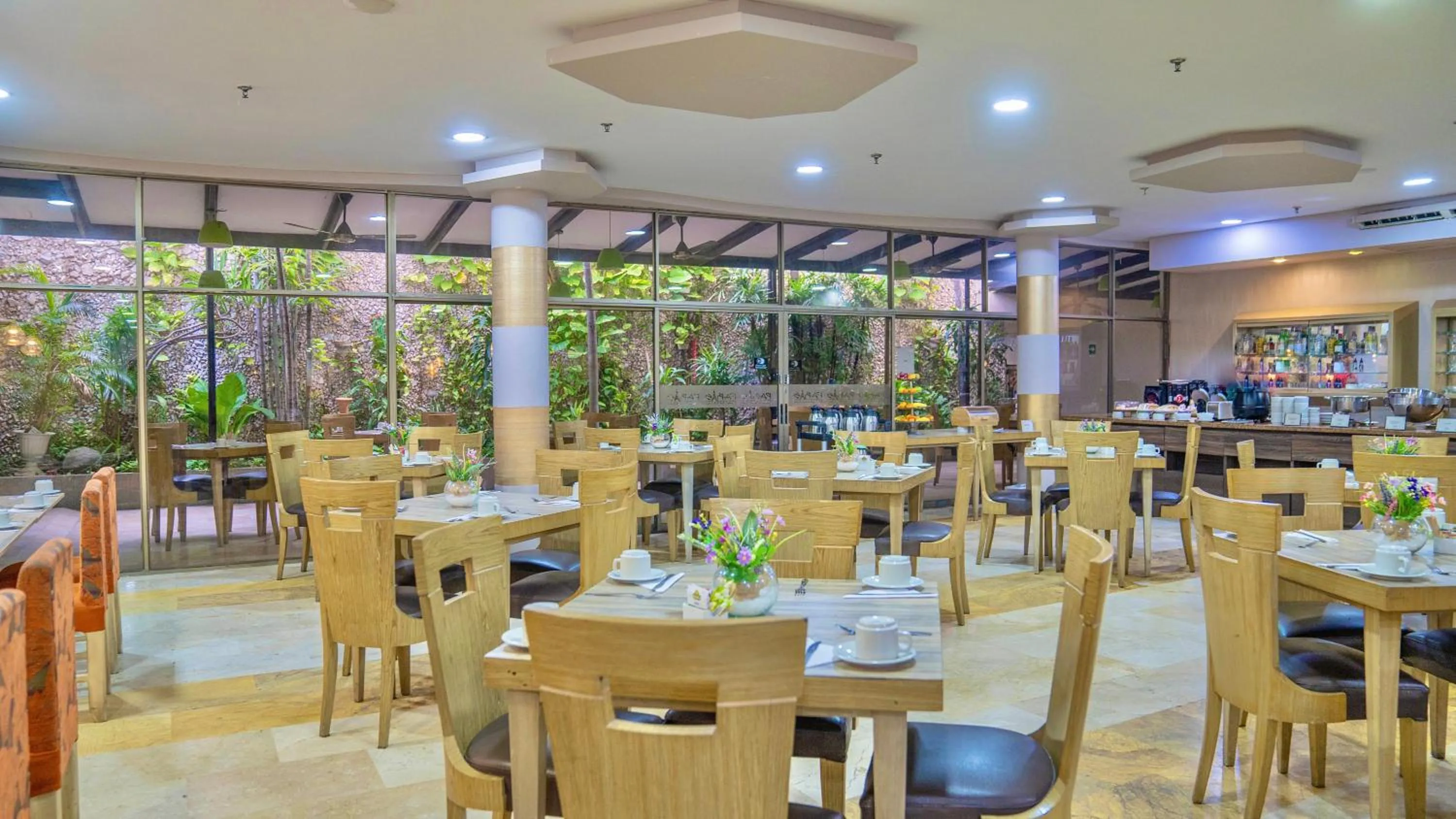 Restaurant/places to eat in Howard Johnson by Wyndham Barranquilla Versalles