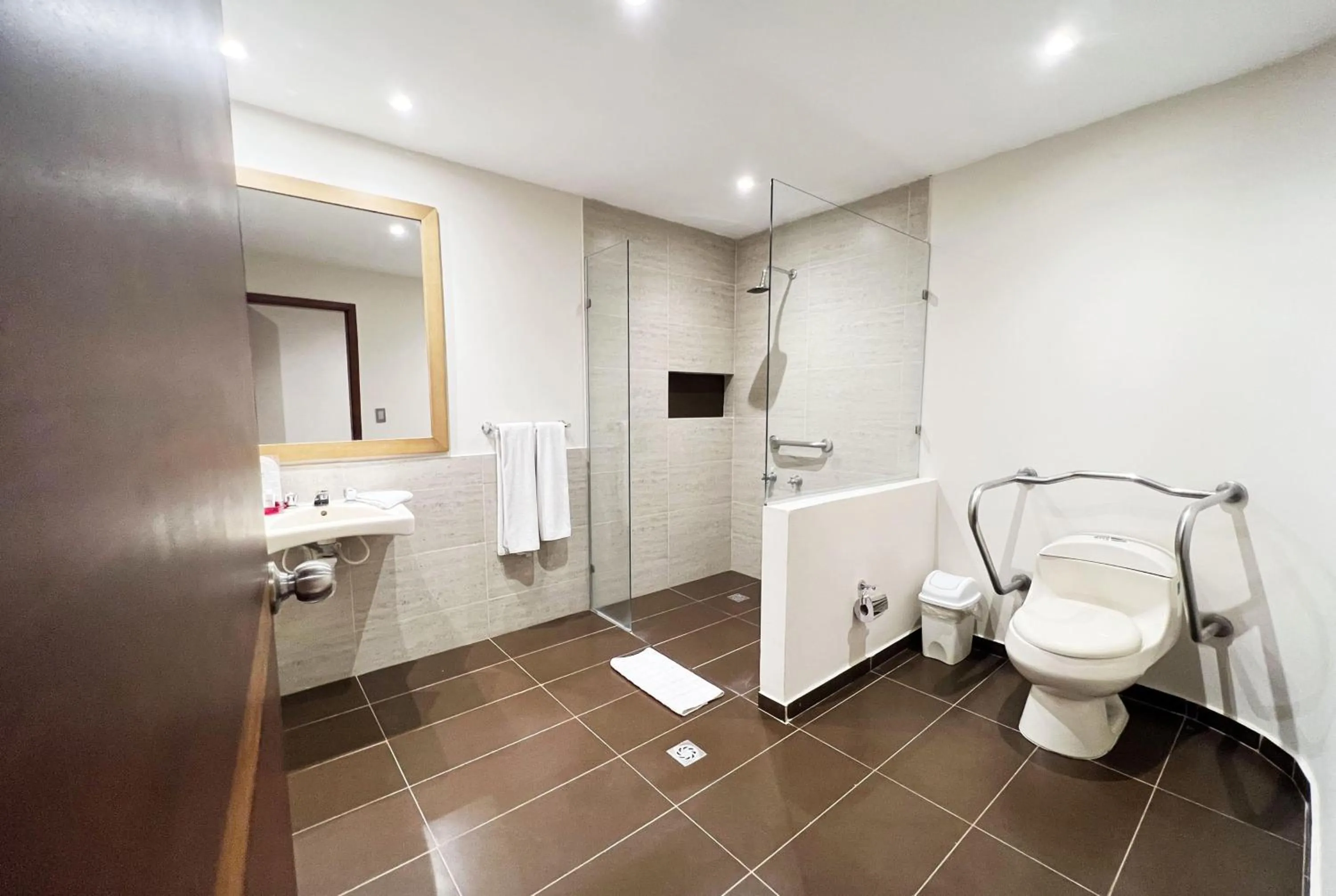 Shower in Howard Johnson by Wyndham Barranquilla Versalles