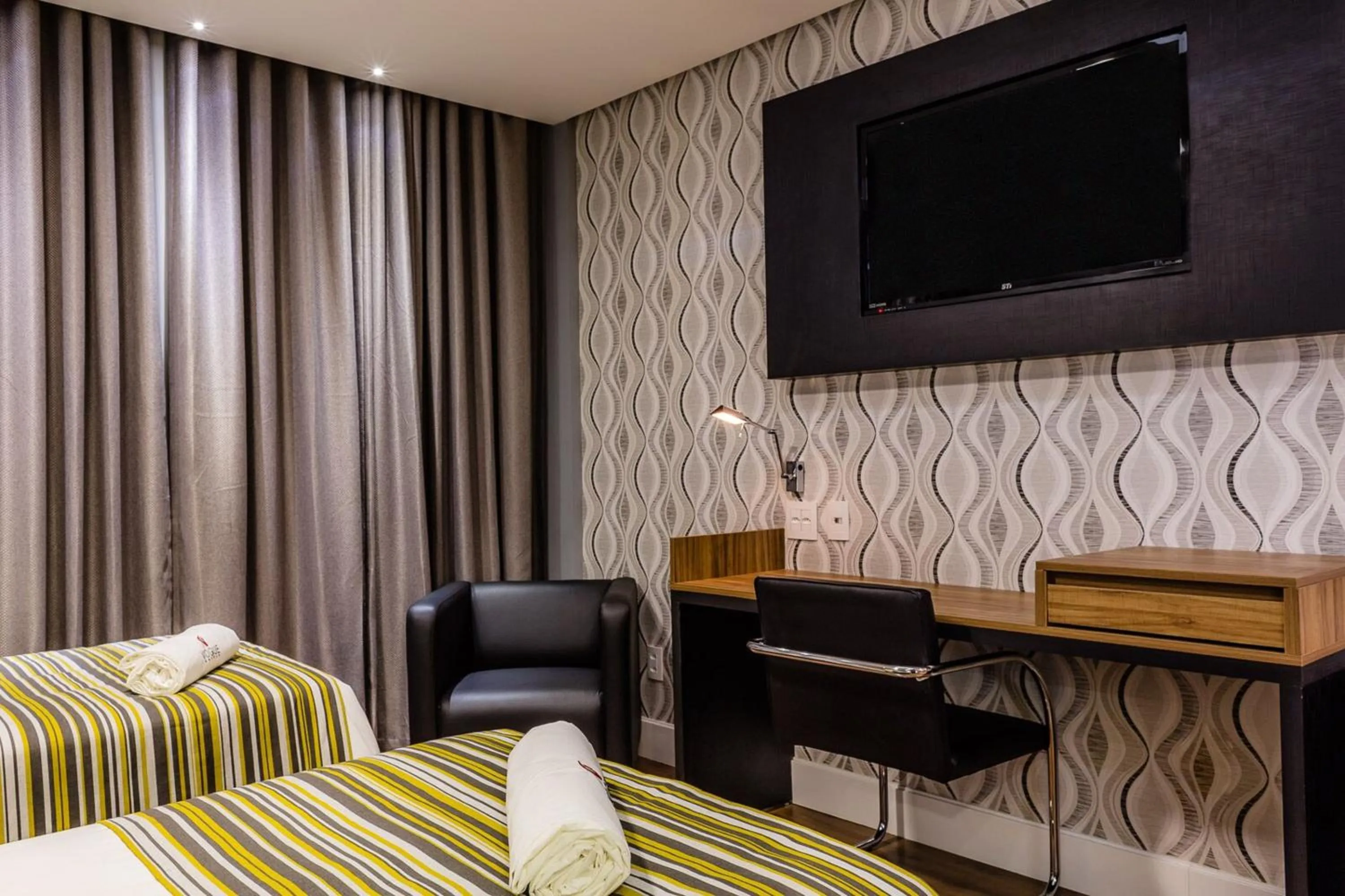 Photo of the whole room, Bed in Vox Hotel