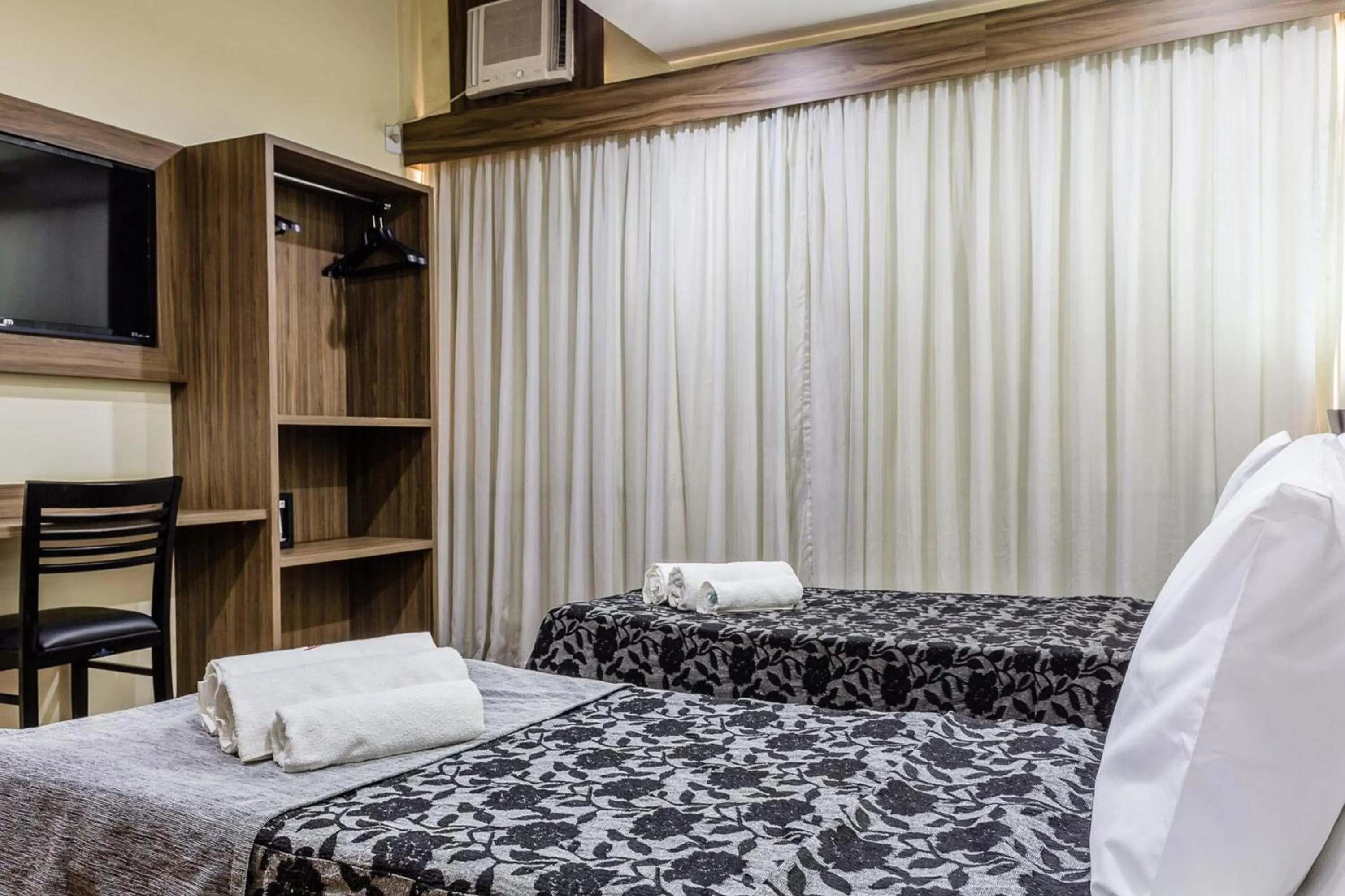 Photo of the whole room, Bed in Vox Hotel