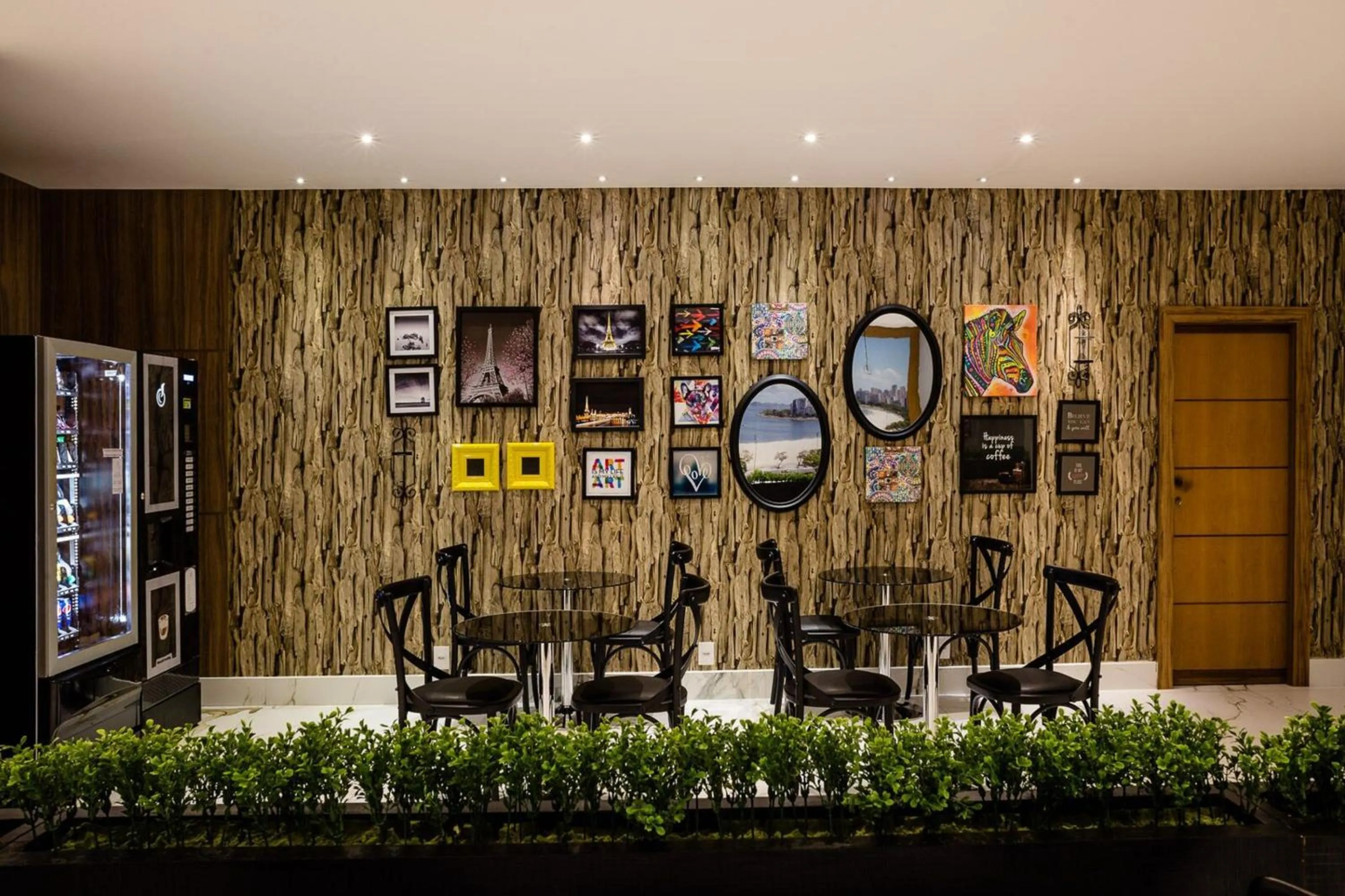 Restaurant/places to eat in Vox Hotel