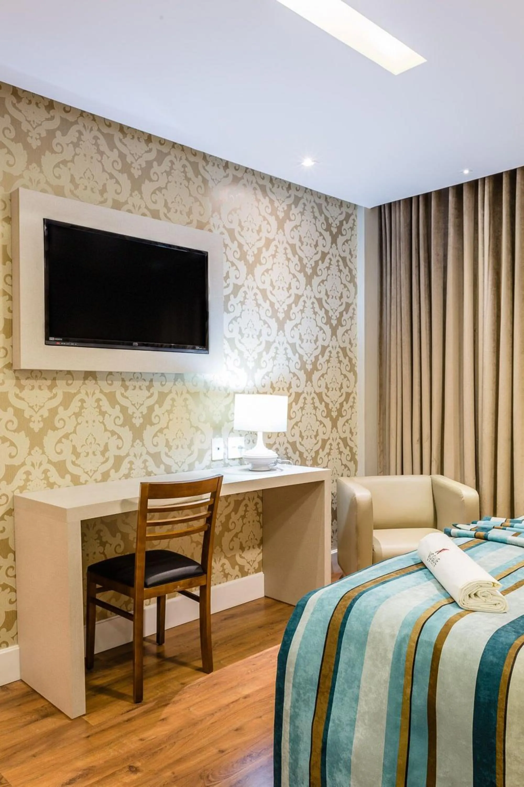 Photo of the whole room, Bed in Vox Hotel