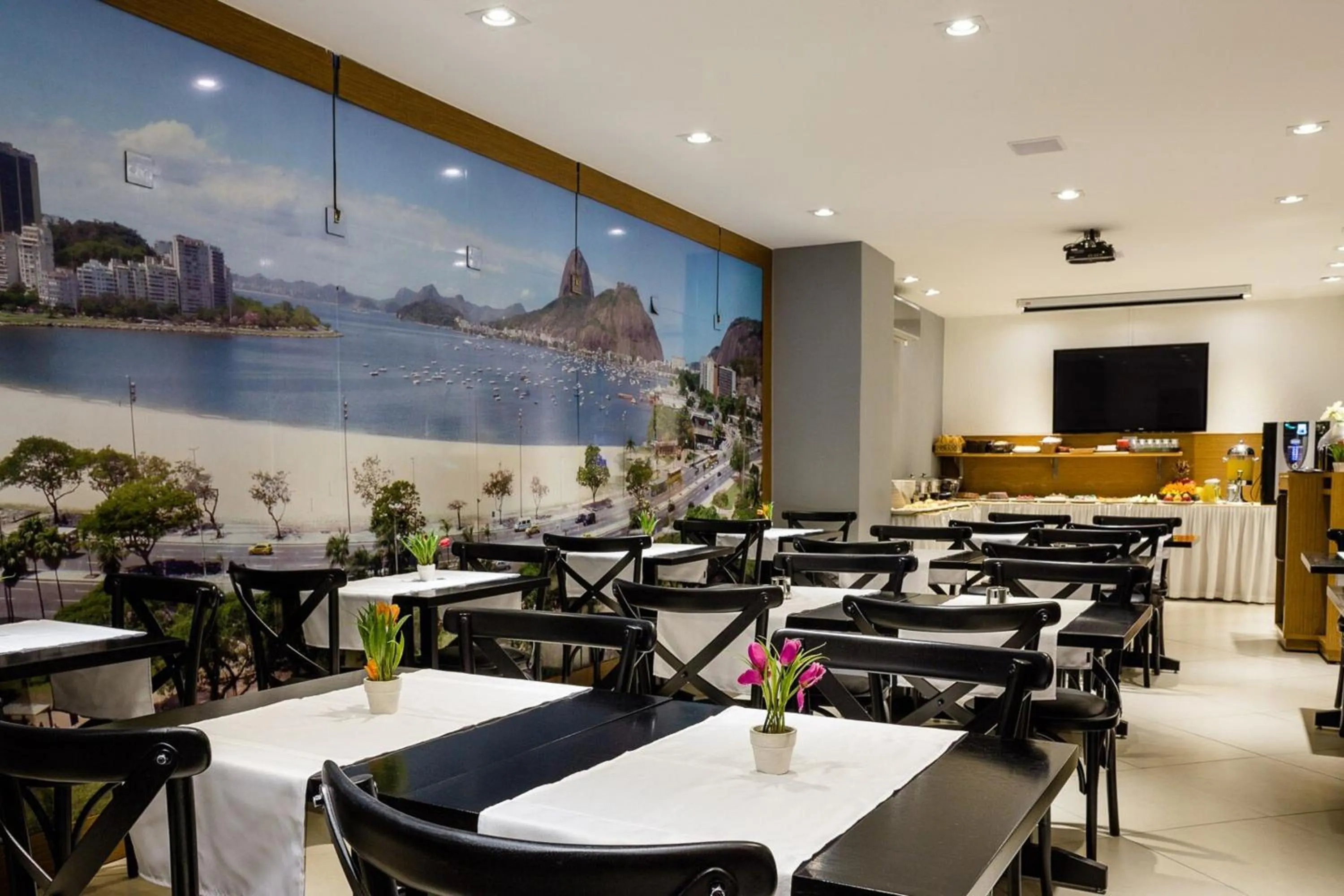 Restaurant/places to eat in Vox Hotel