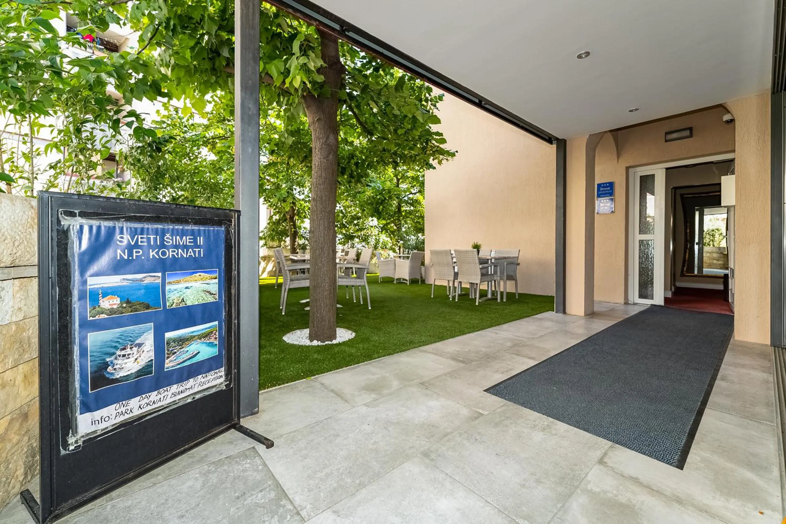 Facade/entrance in Hotel Sky