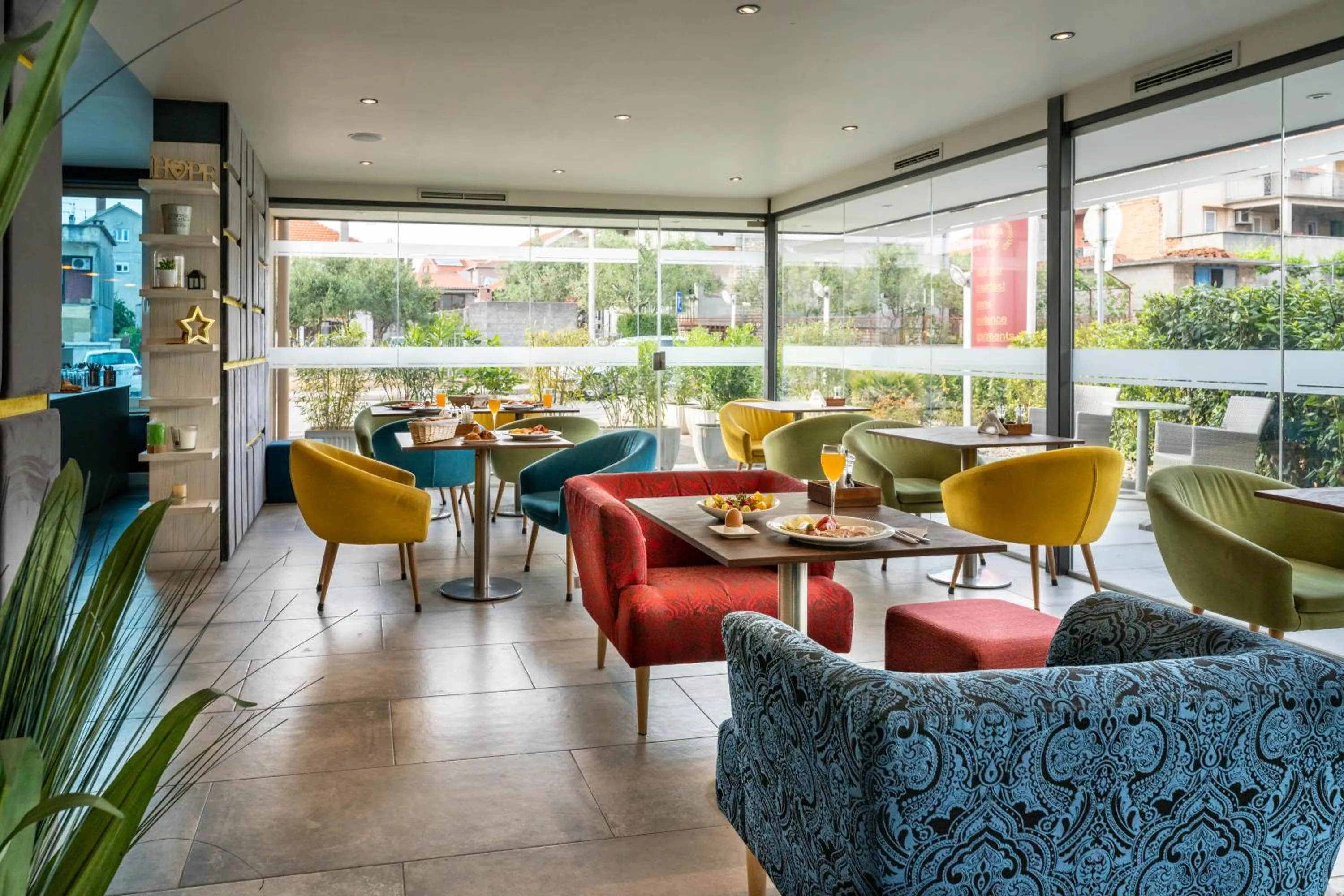 Restaurant/places to eat in Hotel Sky