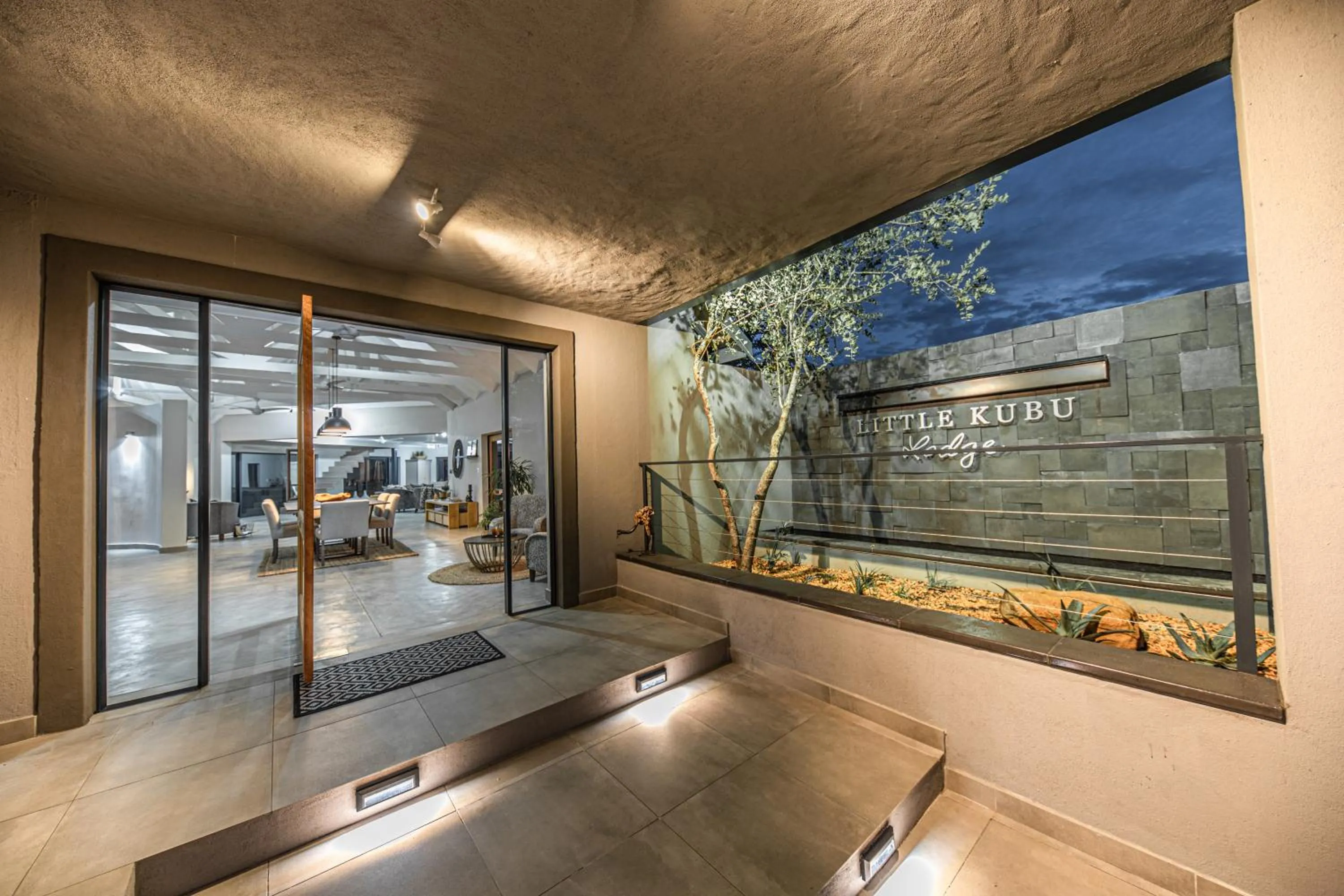 Facade/entrance in Little Kubu Lodge