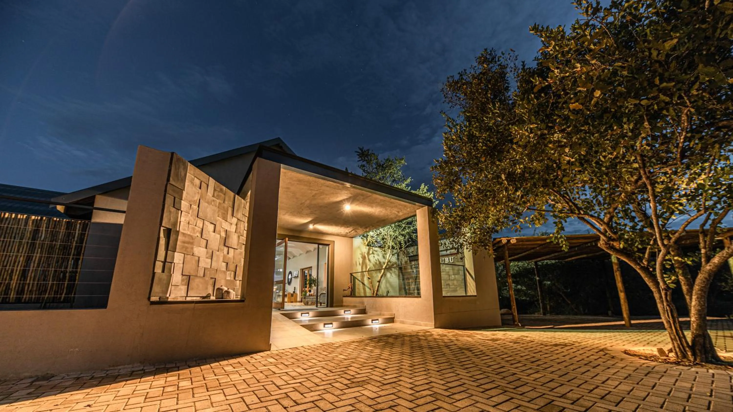 Facade/entrance in Little Kubu Lodge