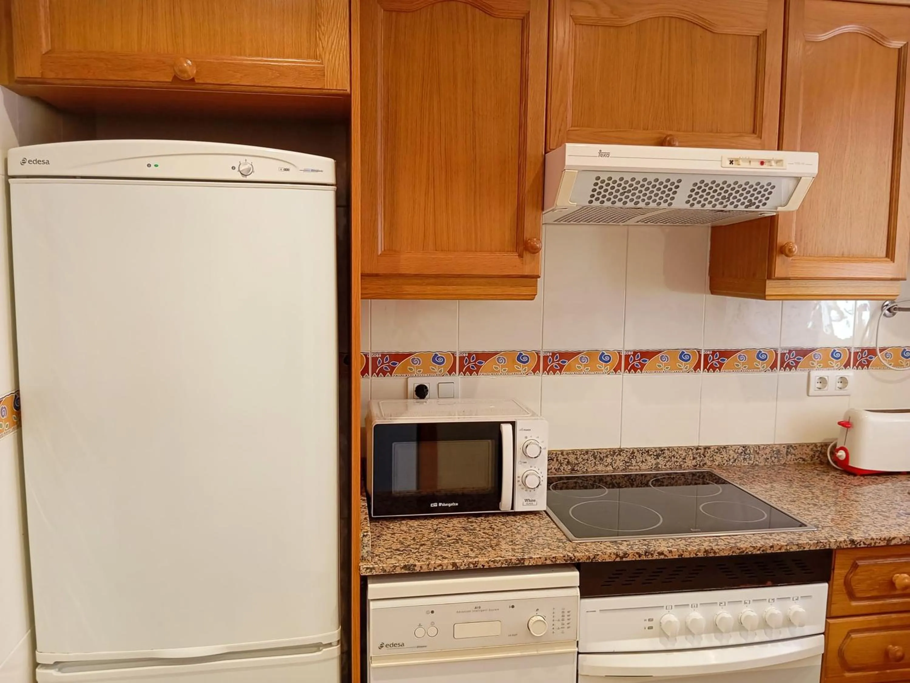 microwave in Apartamentos Caribe Marina D’Or 3000