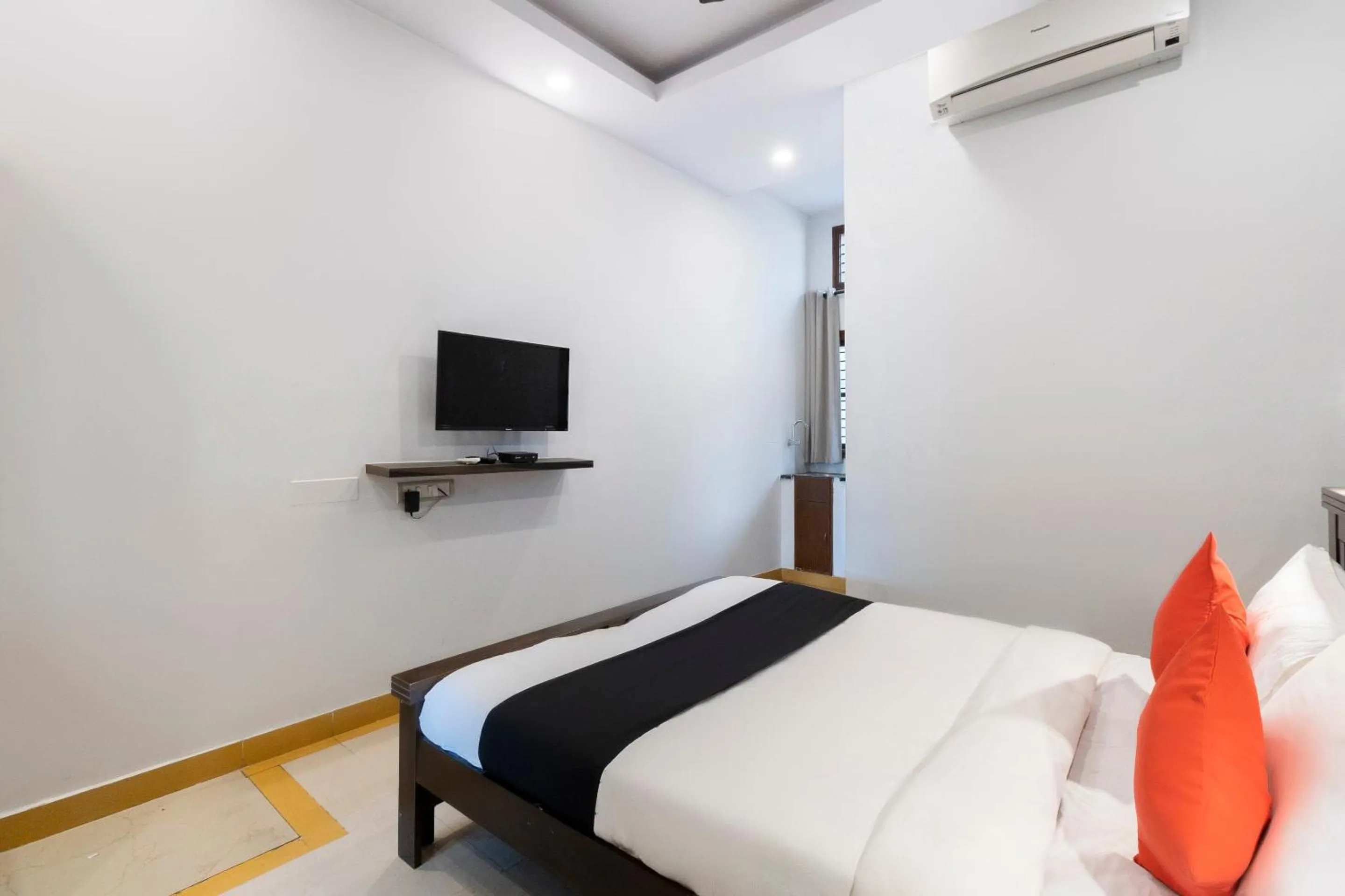 Facade/entrance, Bed in Collection O Victorian Comforts