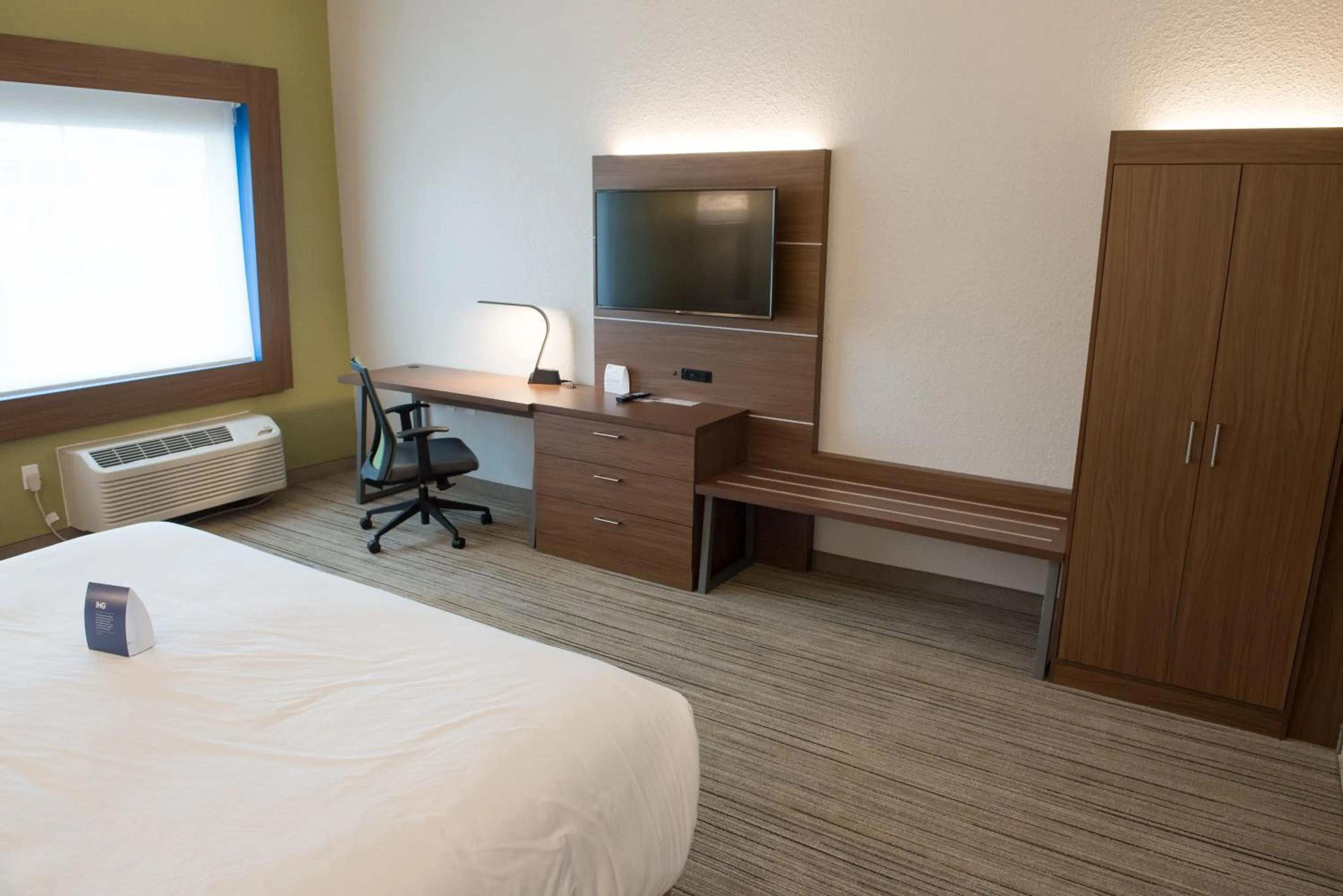 Photo of the whole room, Bed in Holiday Inn Express & Suites - Mishawaka - South Bend by IHG
