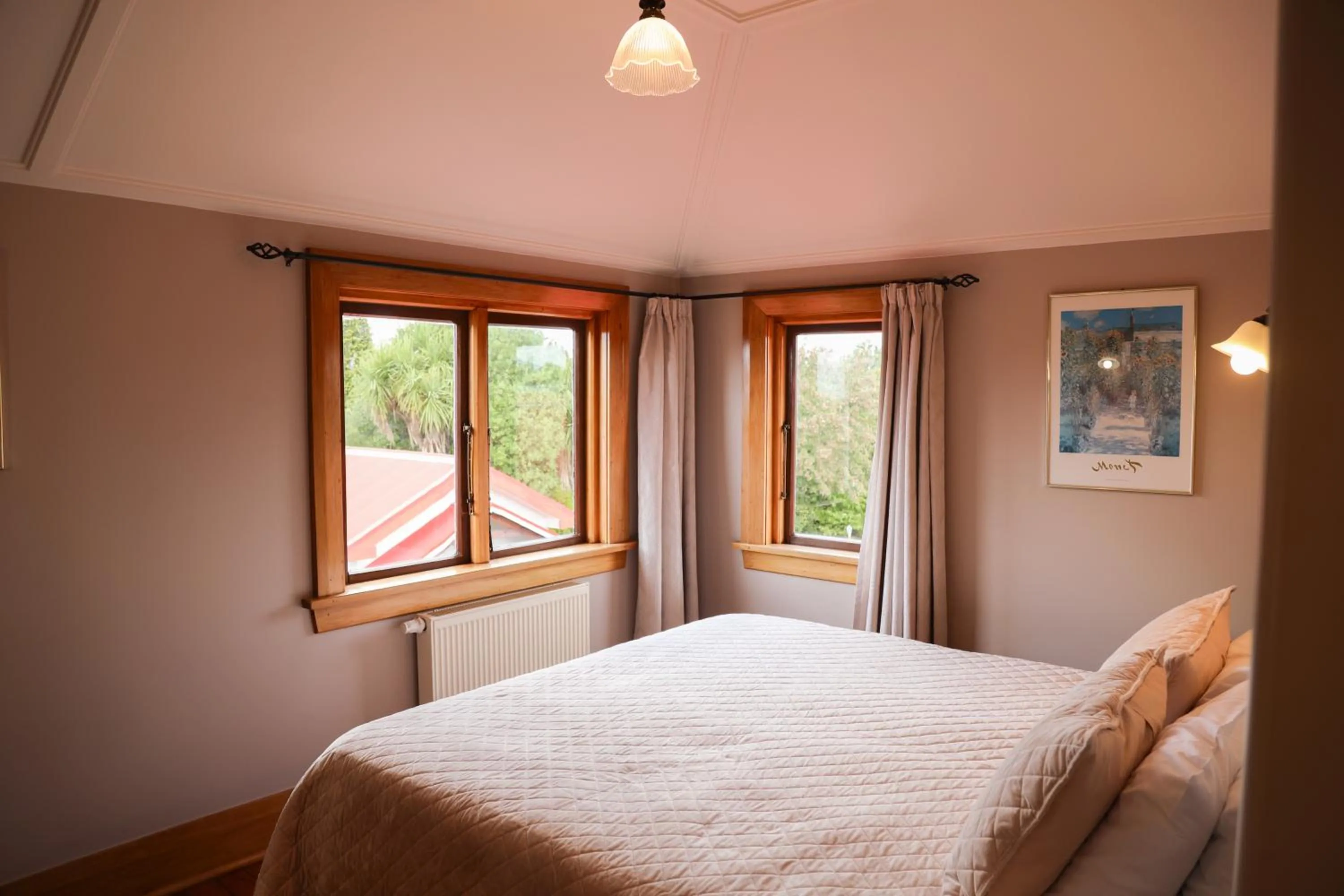 Bed in Te Anau Lodge