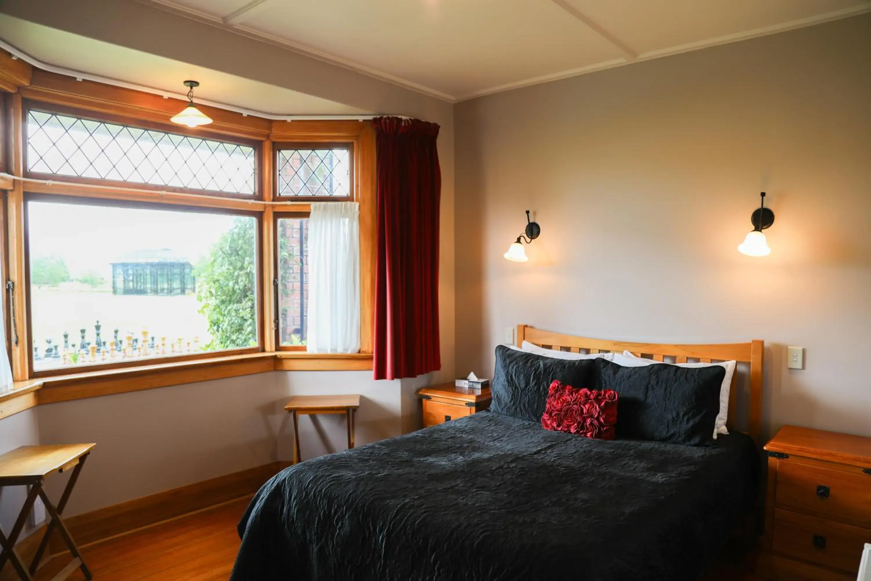 Queen Room with Garden View in Te Anau Lodge Queen Room with Garden View in Te Anau Lodge
