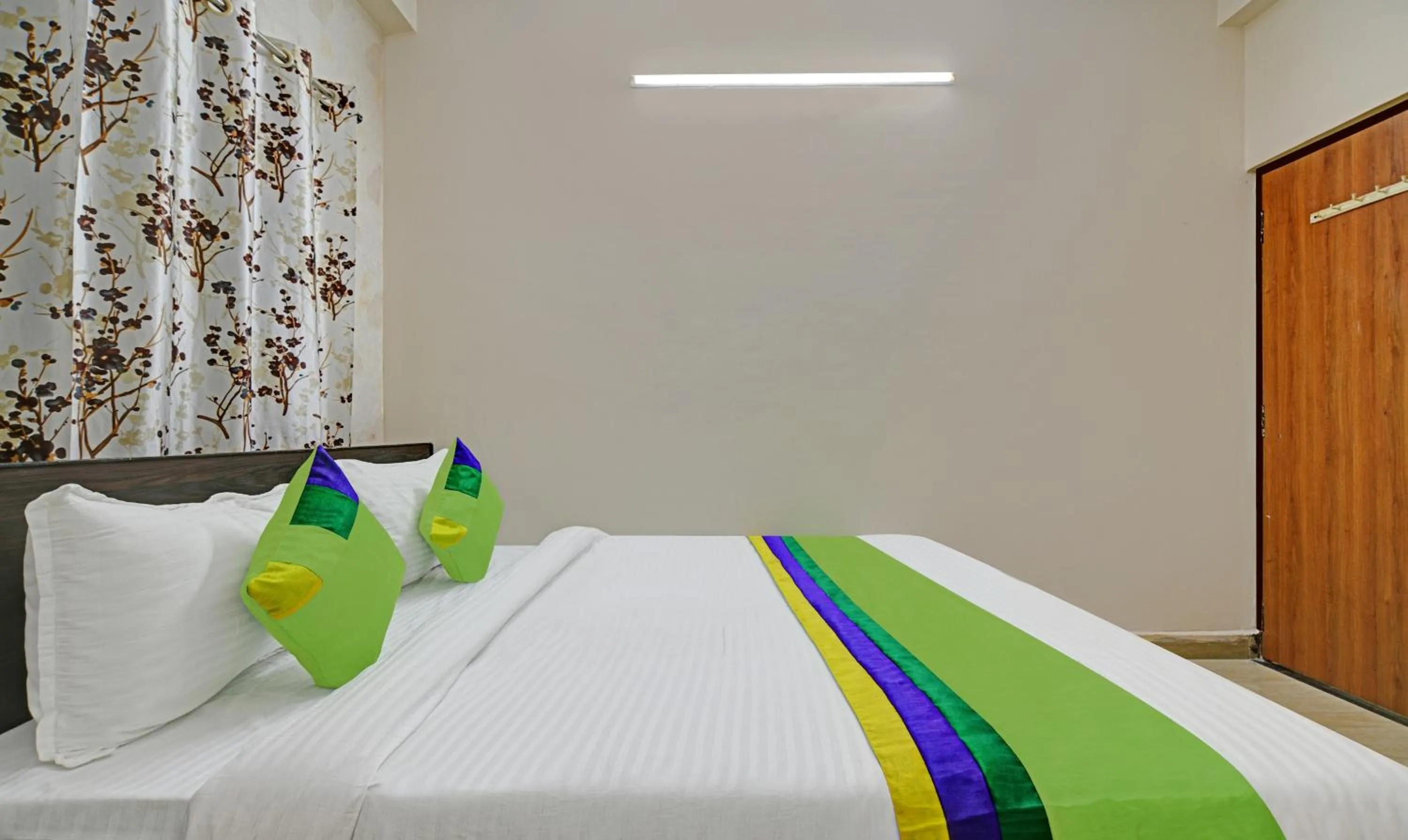 Bedroom, Bed in Treebo Alankar Hoshangabad Road