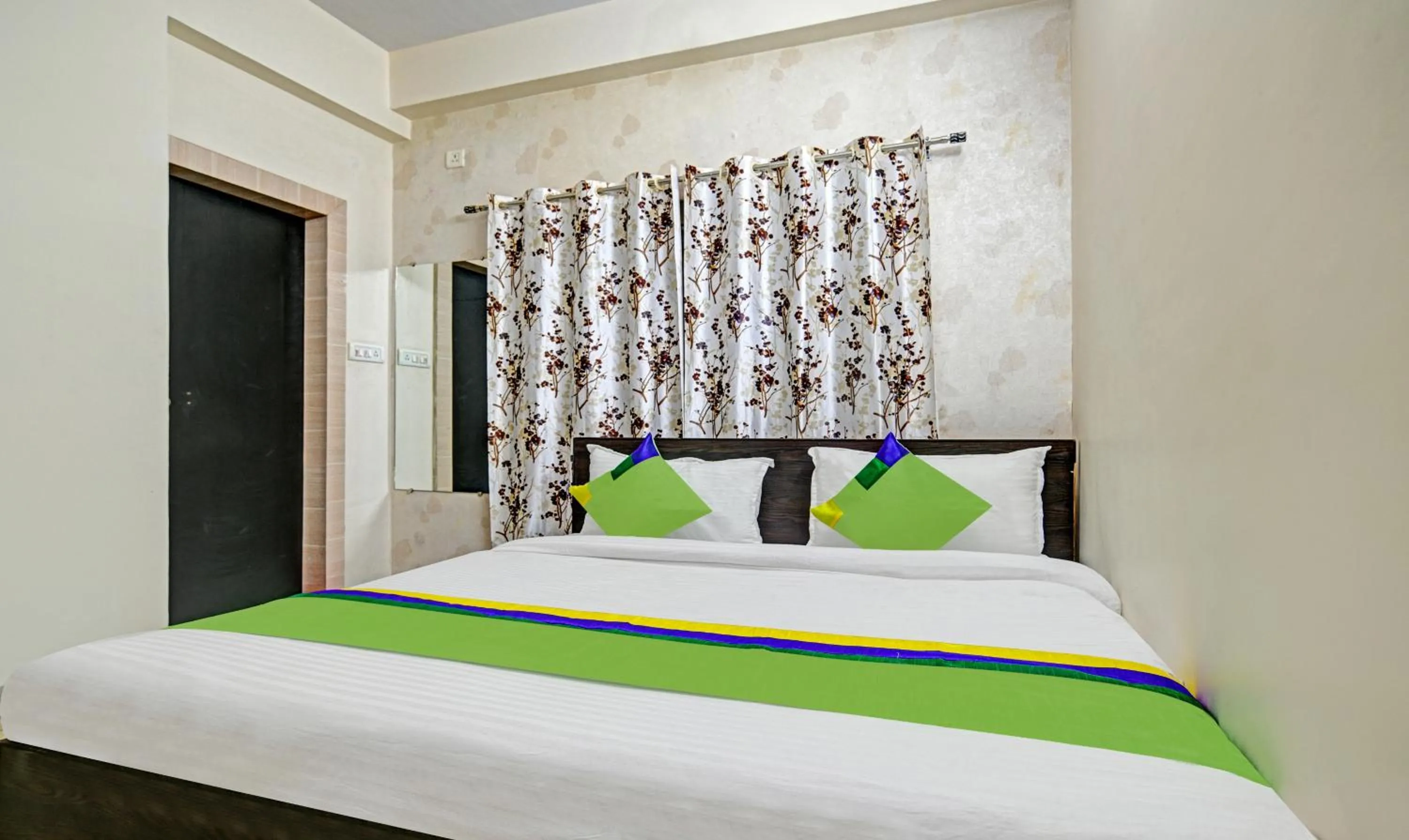 Bedroom, Bed in Treebo Alankar Hoshangabad Road