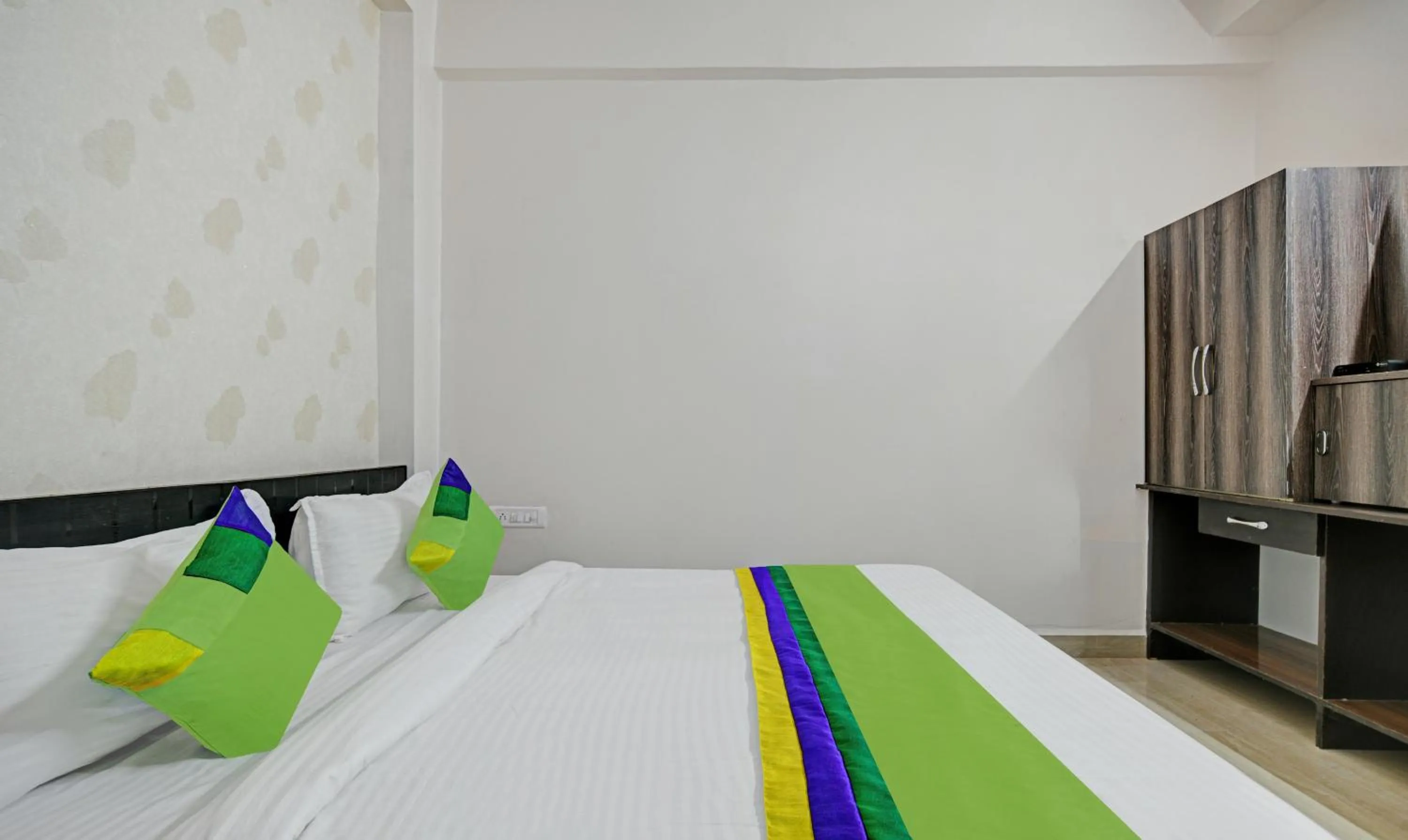 Bedroom, Bed in Treebo Alankar Hoshangabad Road