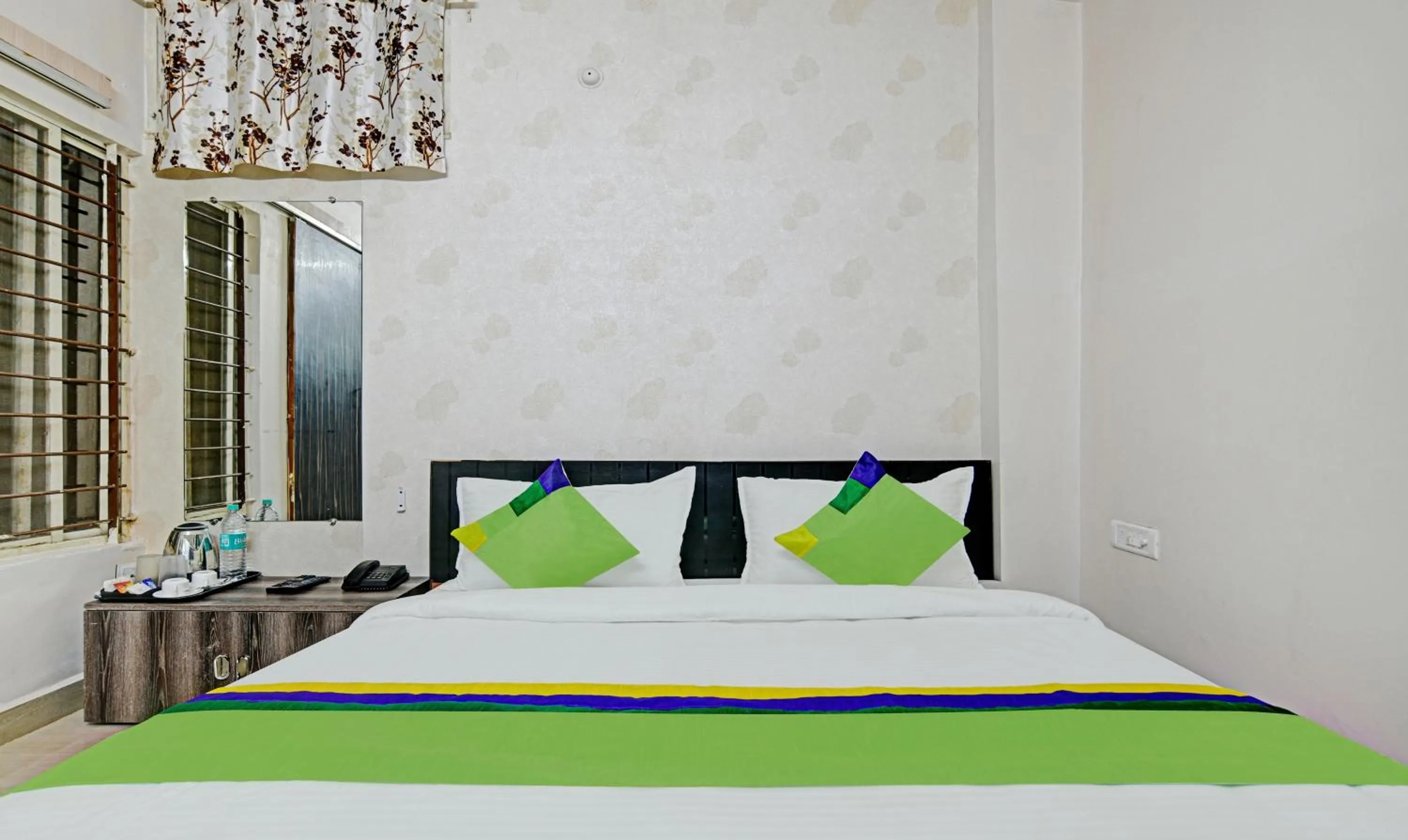 Bedroom, Bed in Treebo Alankar Hoshangabad Road