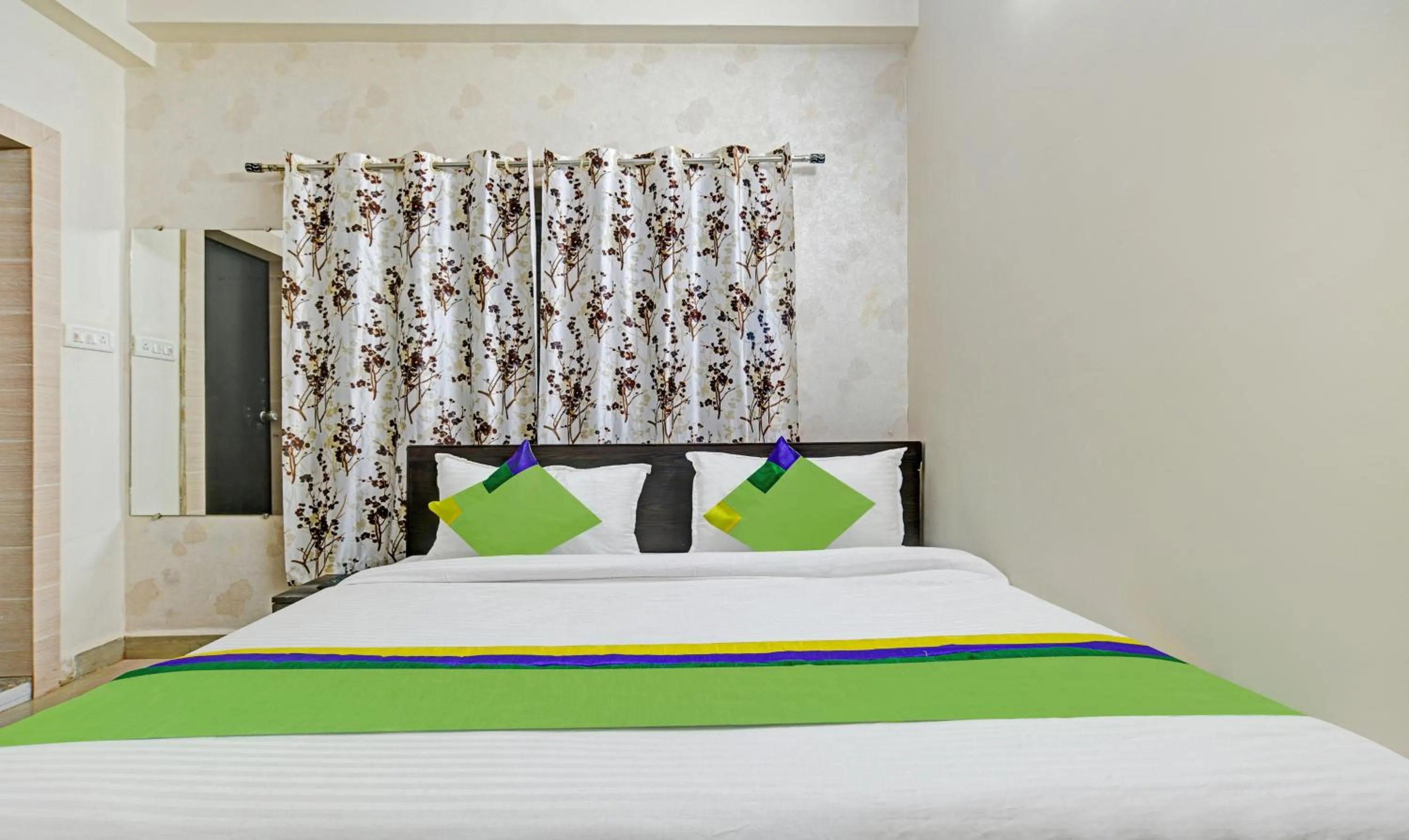 Bedroom, Bed in Treebo Alankar Hoshangabad Road