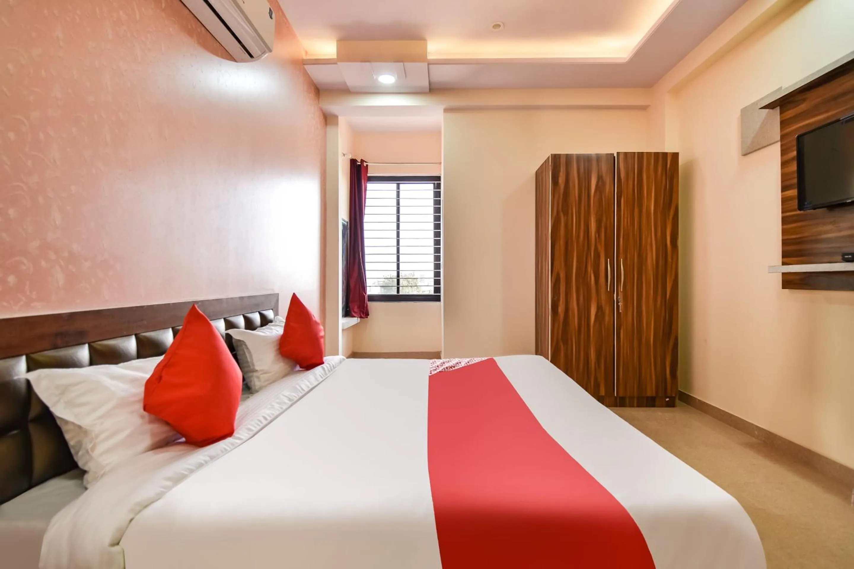 Bedroom in OYO 70183 Sai Kripa Lodging