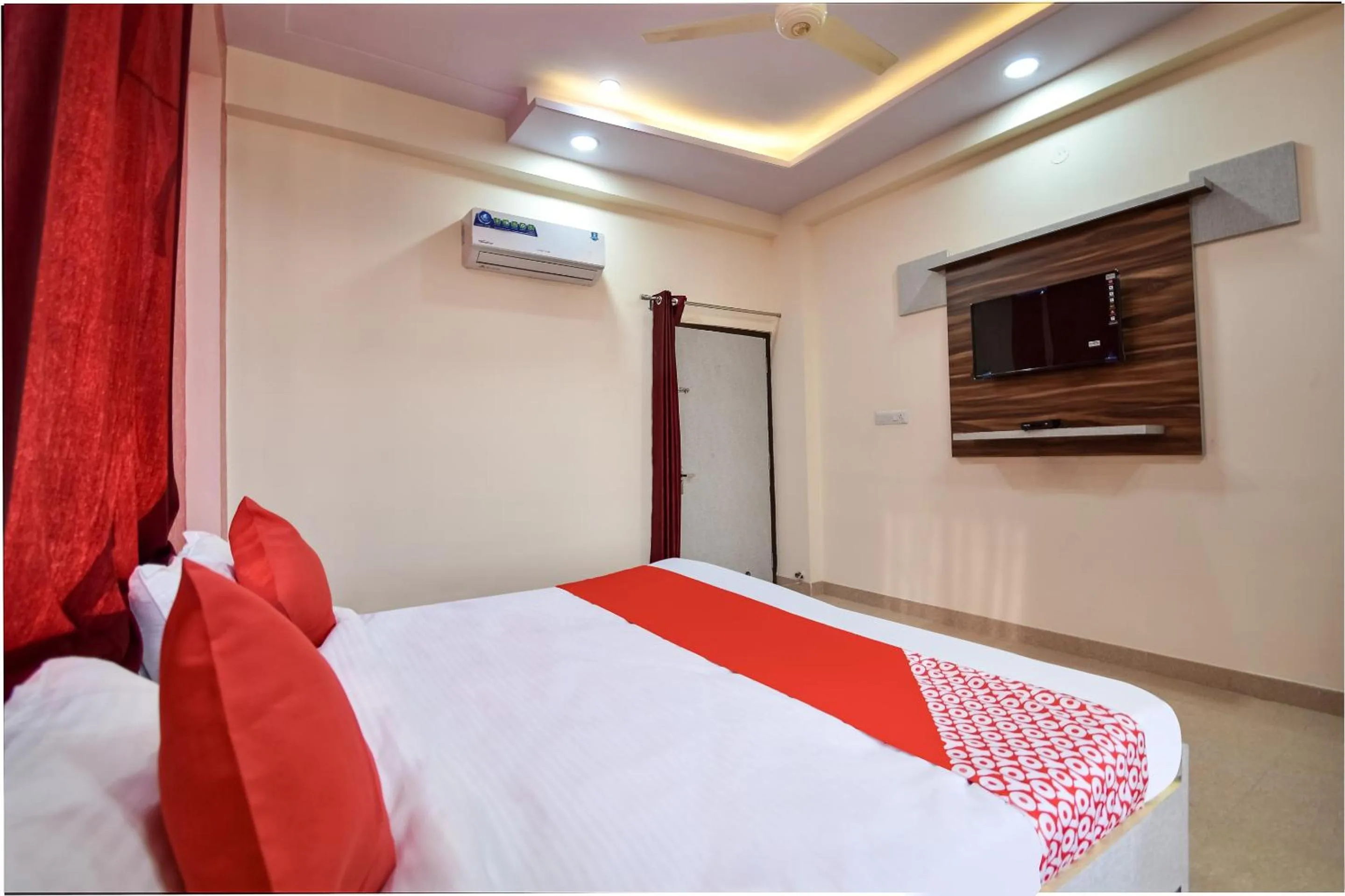 Bedroom in OYO 70183 Sai Kripa Lodging