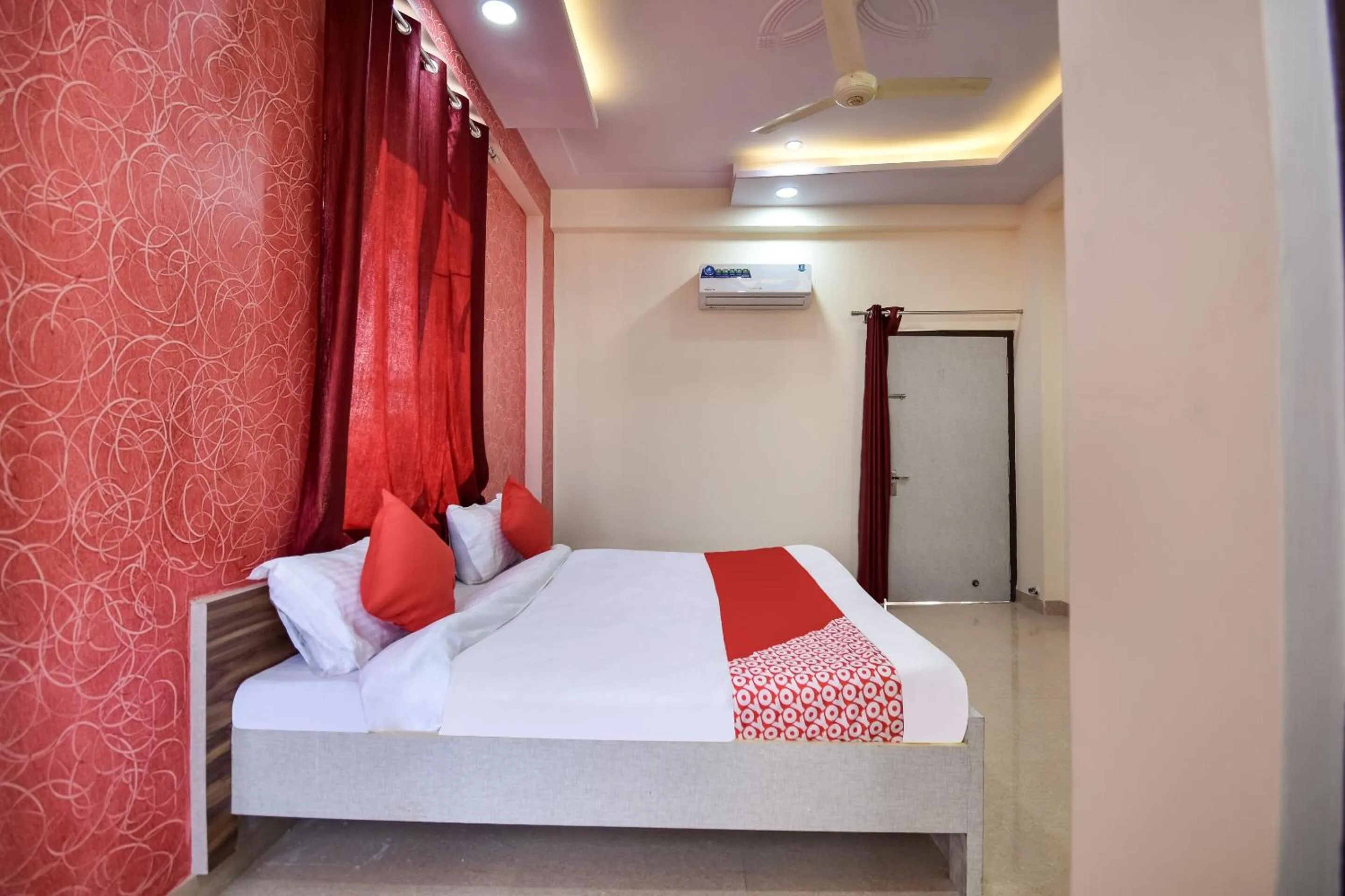 Bedroom in OYO 70183 Sai Kripa Lodging