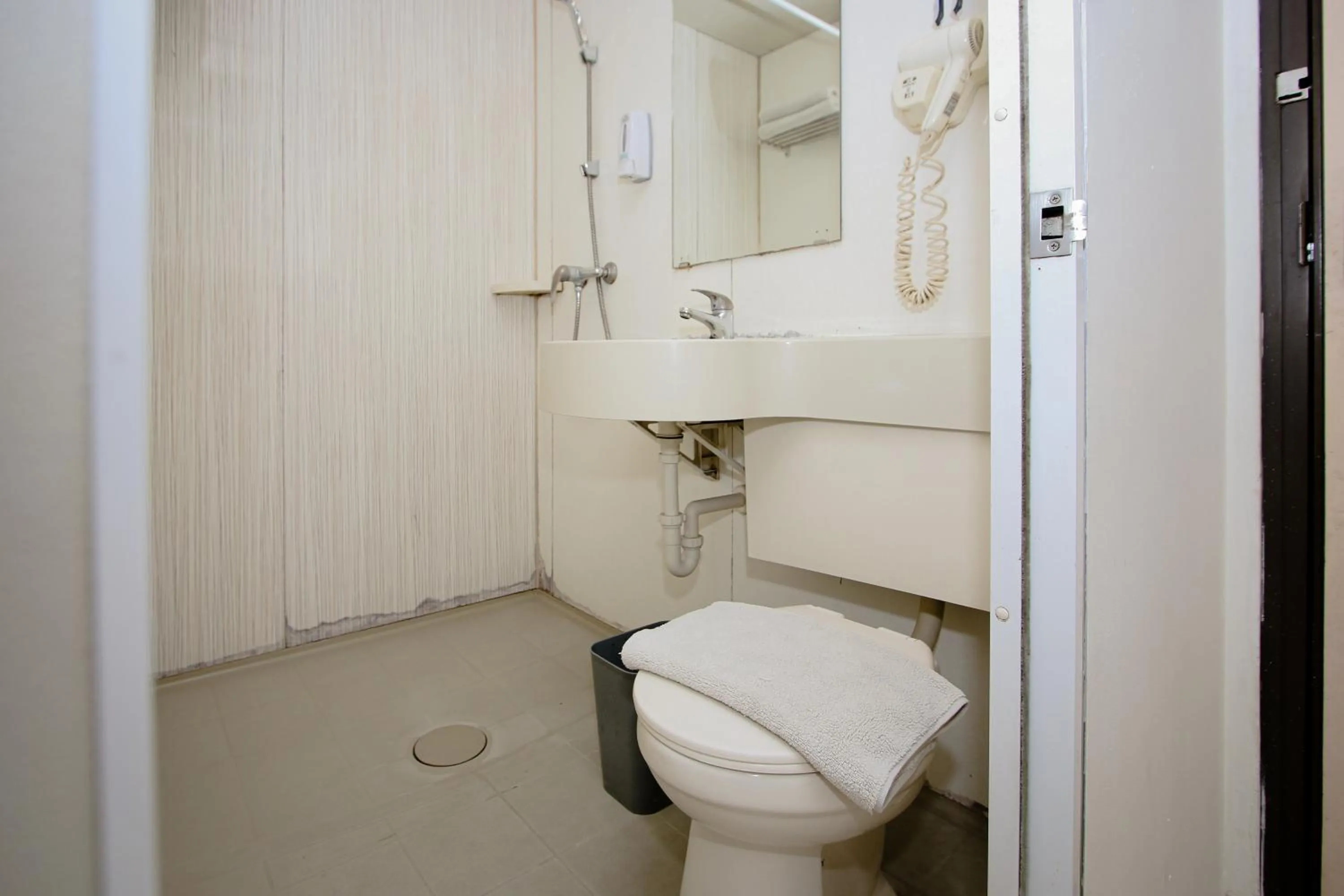 Bathroom in Zodiak Asia Afrika by KAGUM Hotels