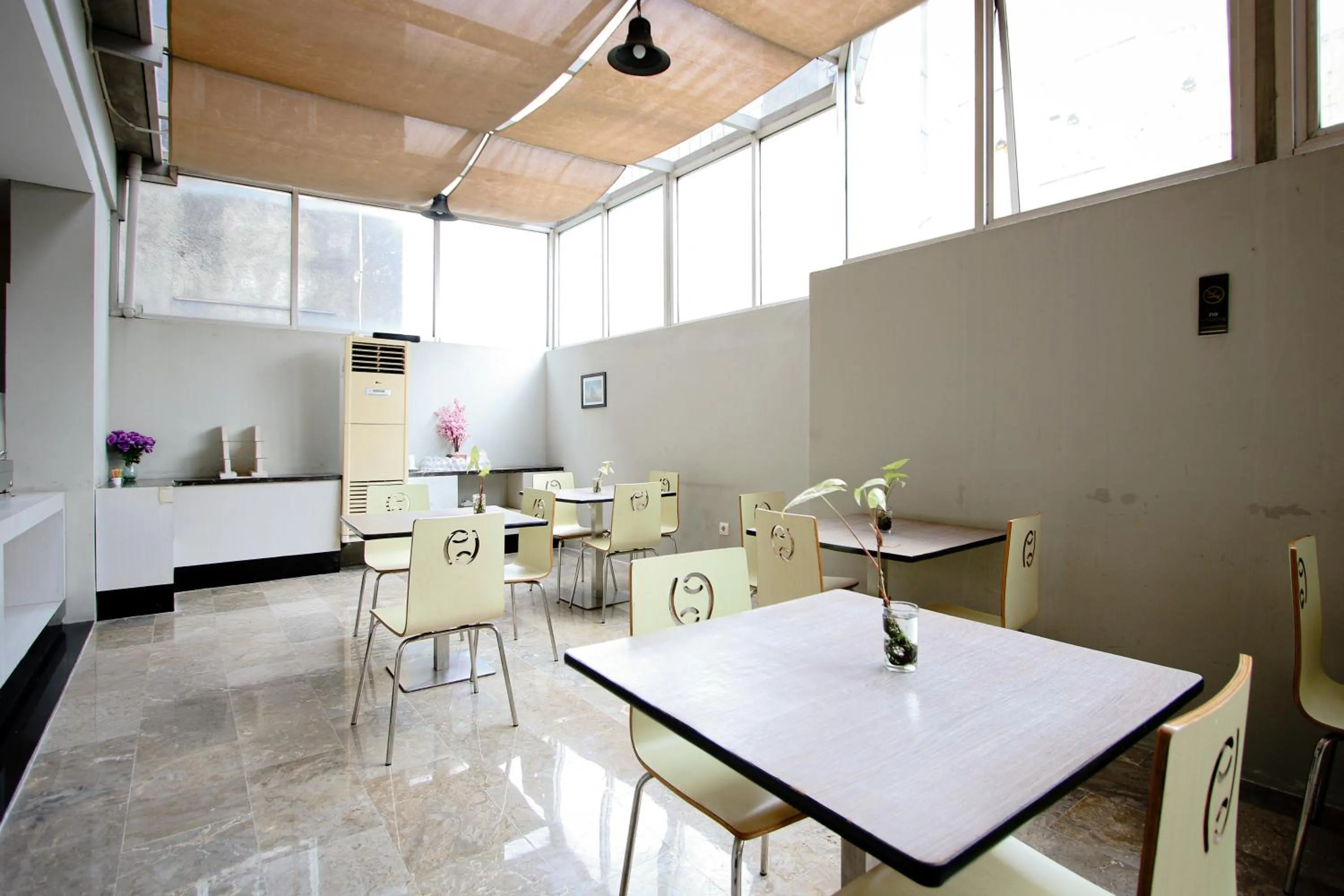 Restaurant/places to eat in Zodiak Asia Afrika by KAGUM Hotels