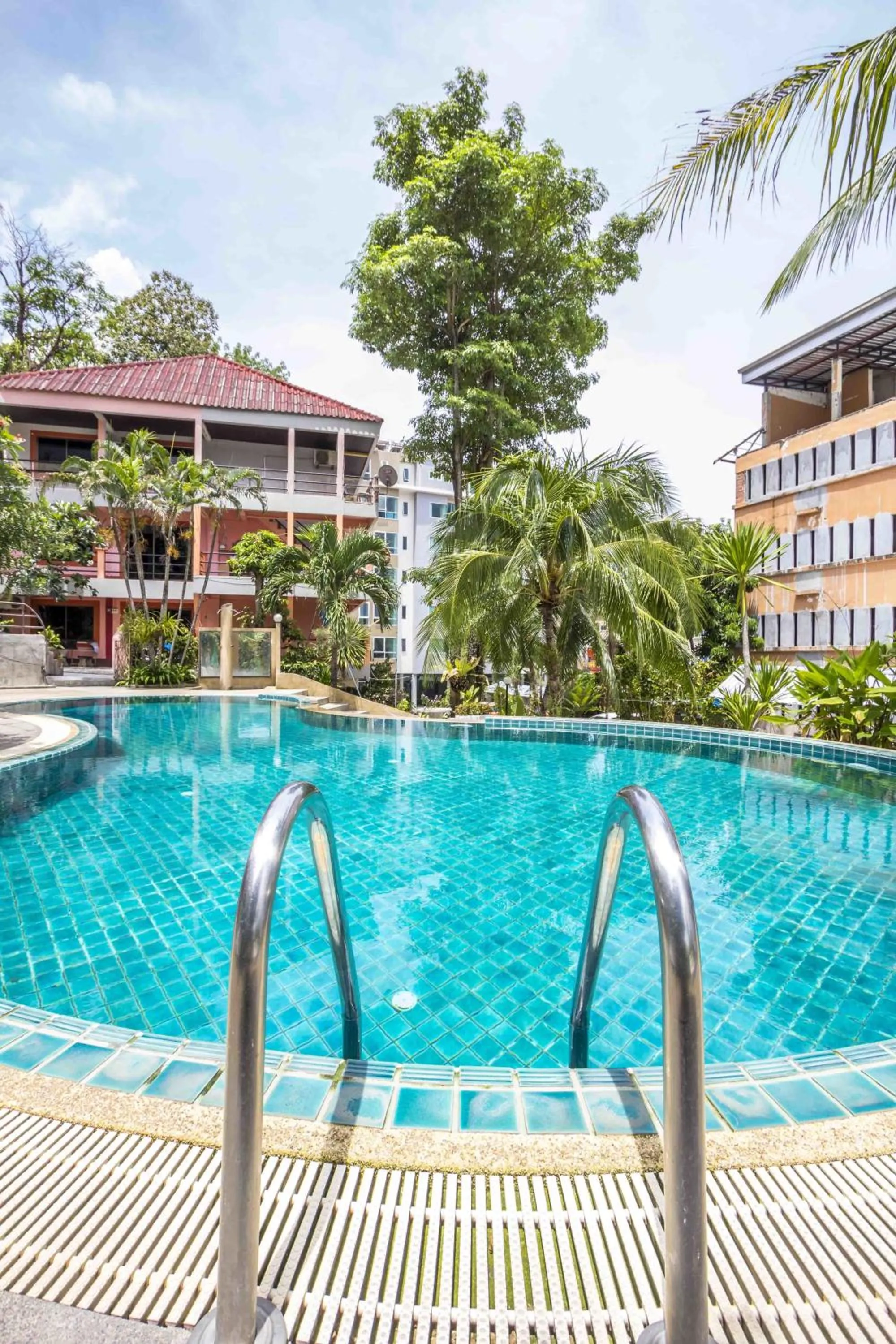 Swimming Pool in Baan Lukkan Patong Resort