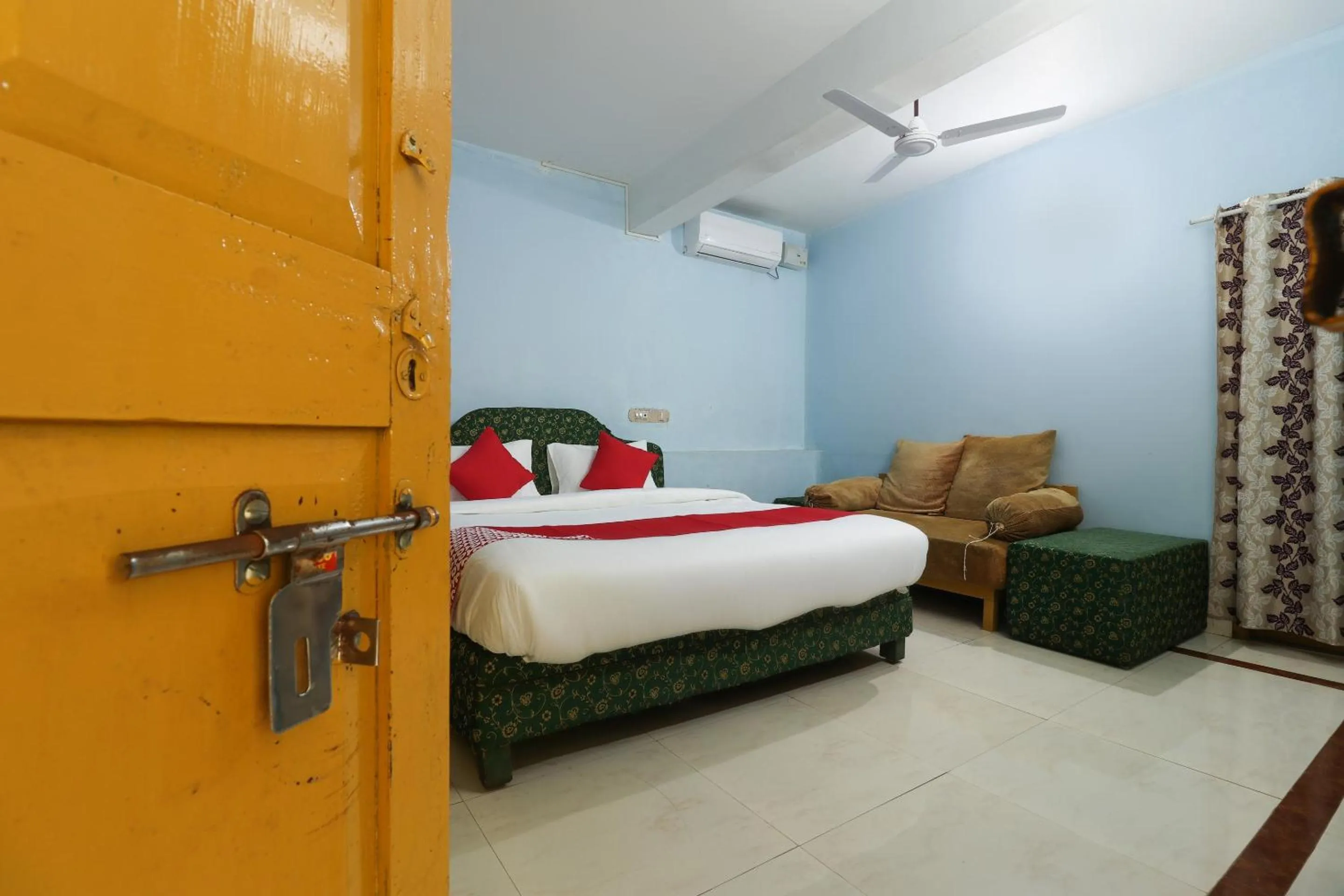 Lobby or reception, Bed in Hotel O Sandhra Apartments