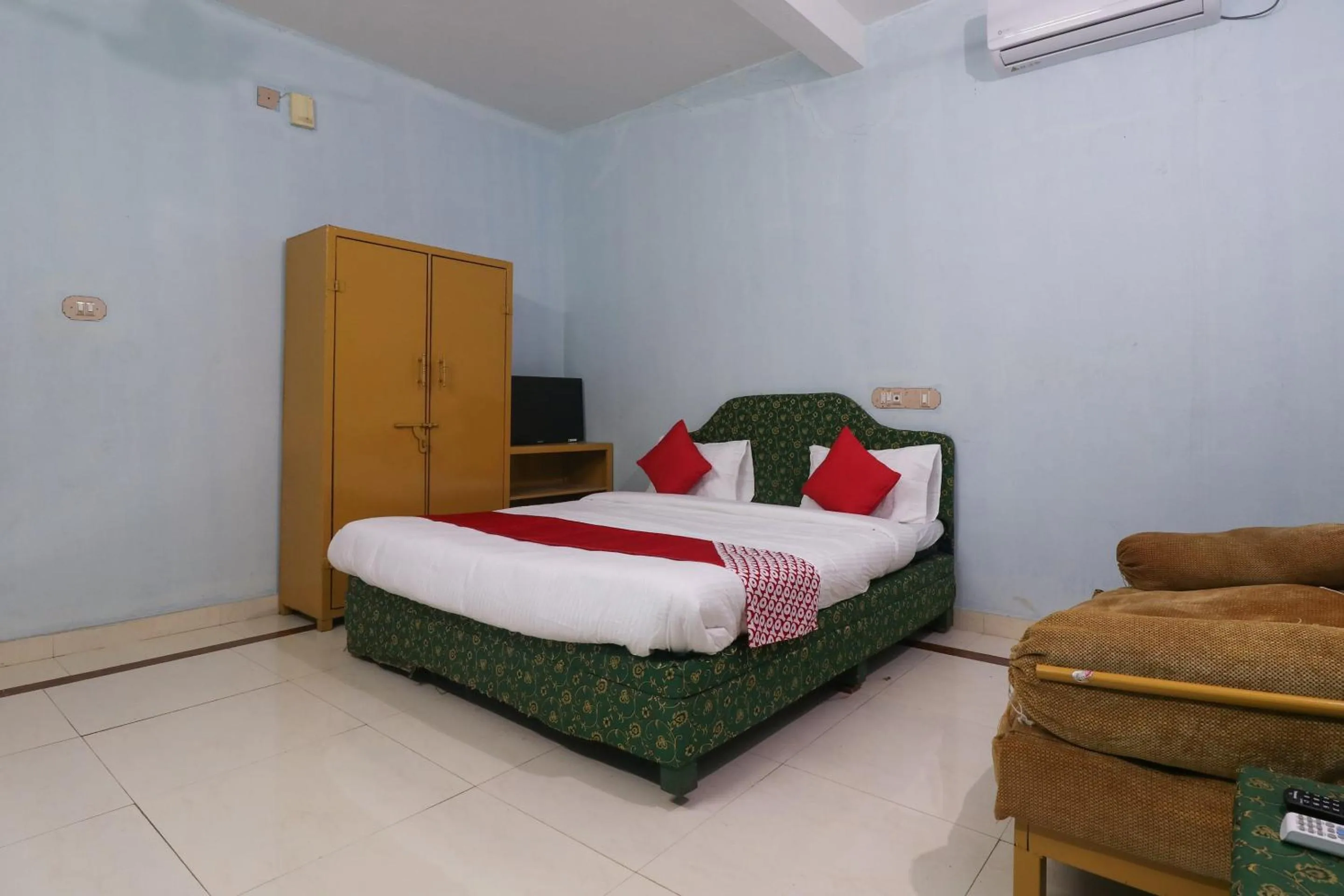 Bedroom, Bed in Hotel O Sandhra Apartments