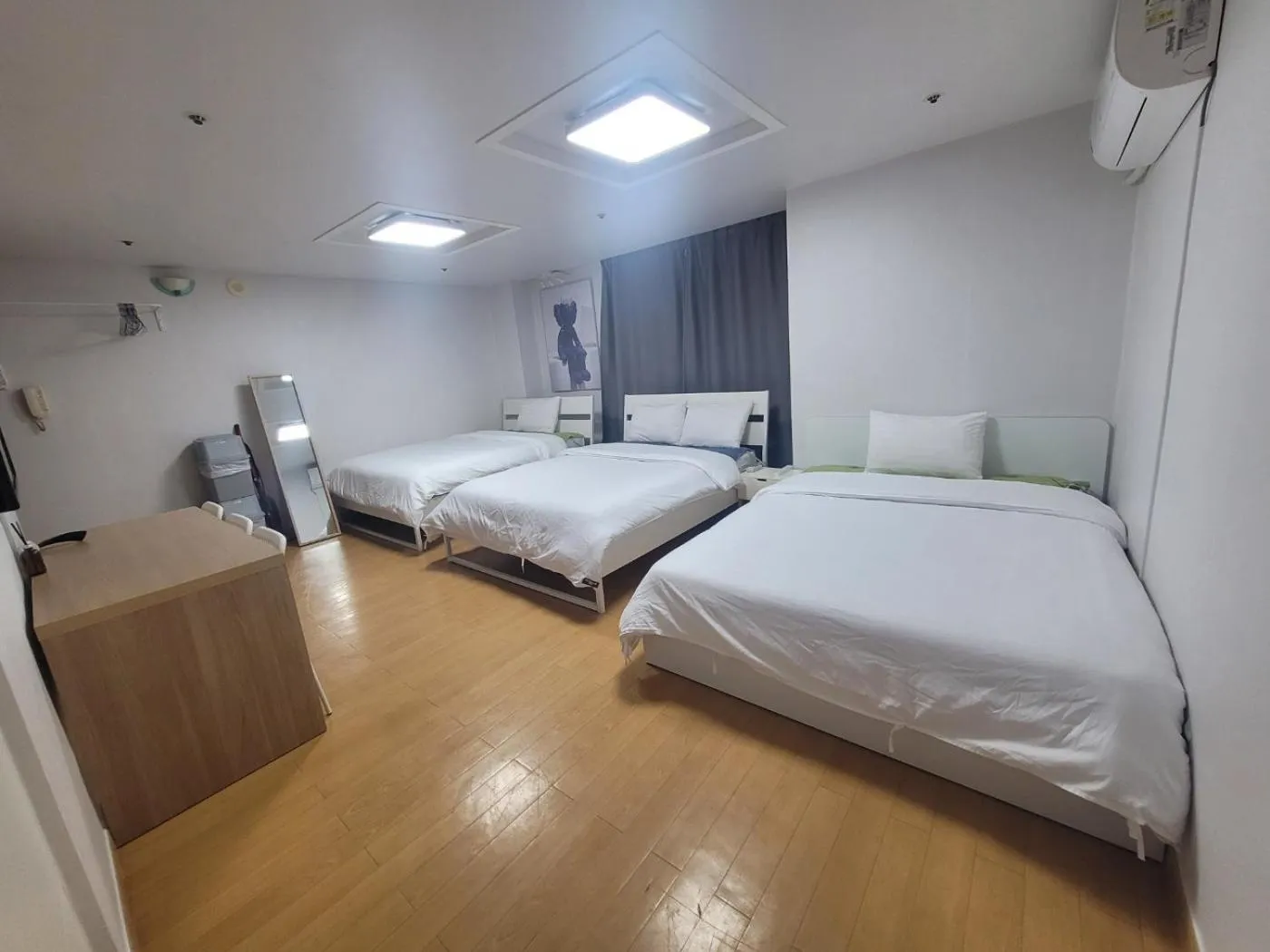 Photo of the whole room, Bed in SHseoul