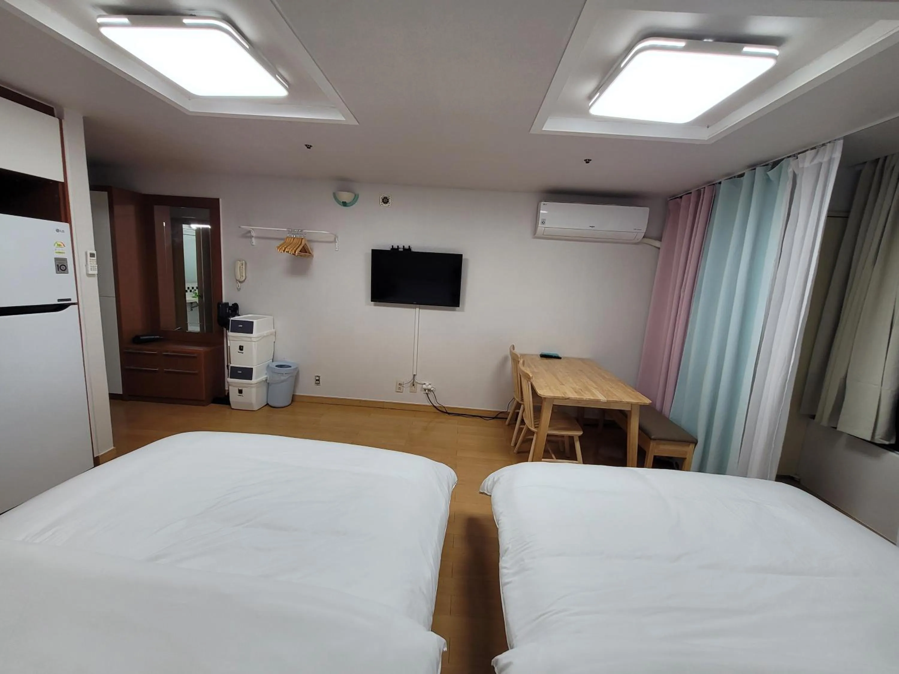 Photo of the whole room, Bed in SHseoul