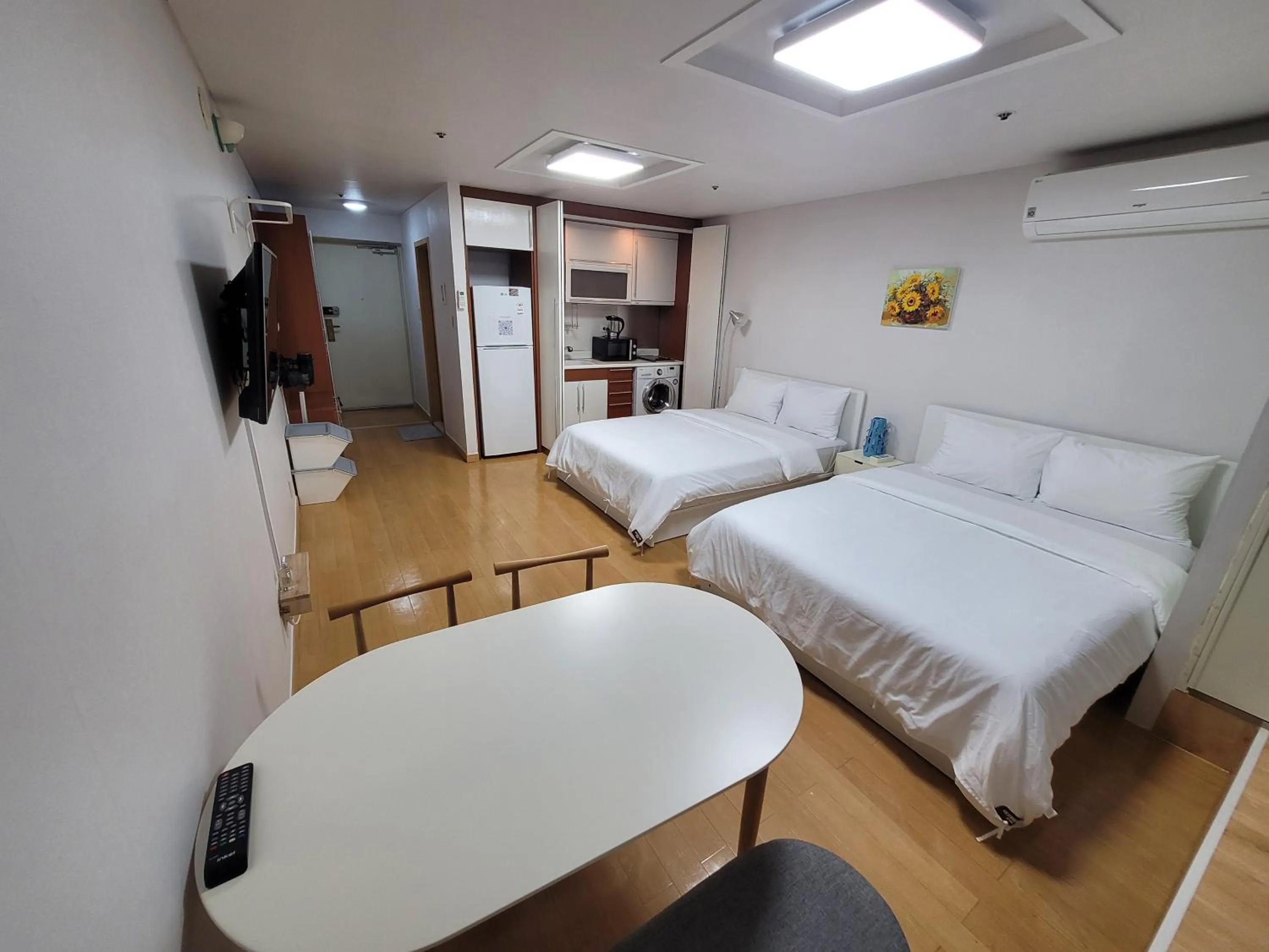 Photo of the whole room, Bed in SHseoul